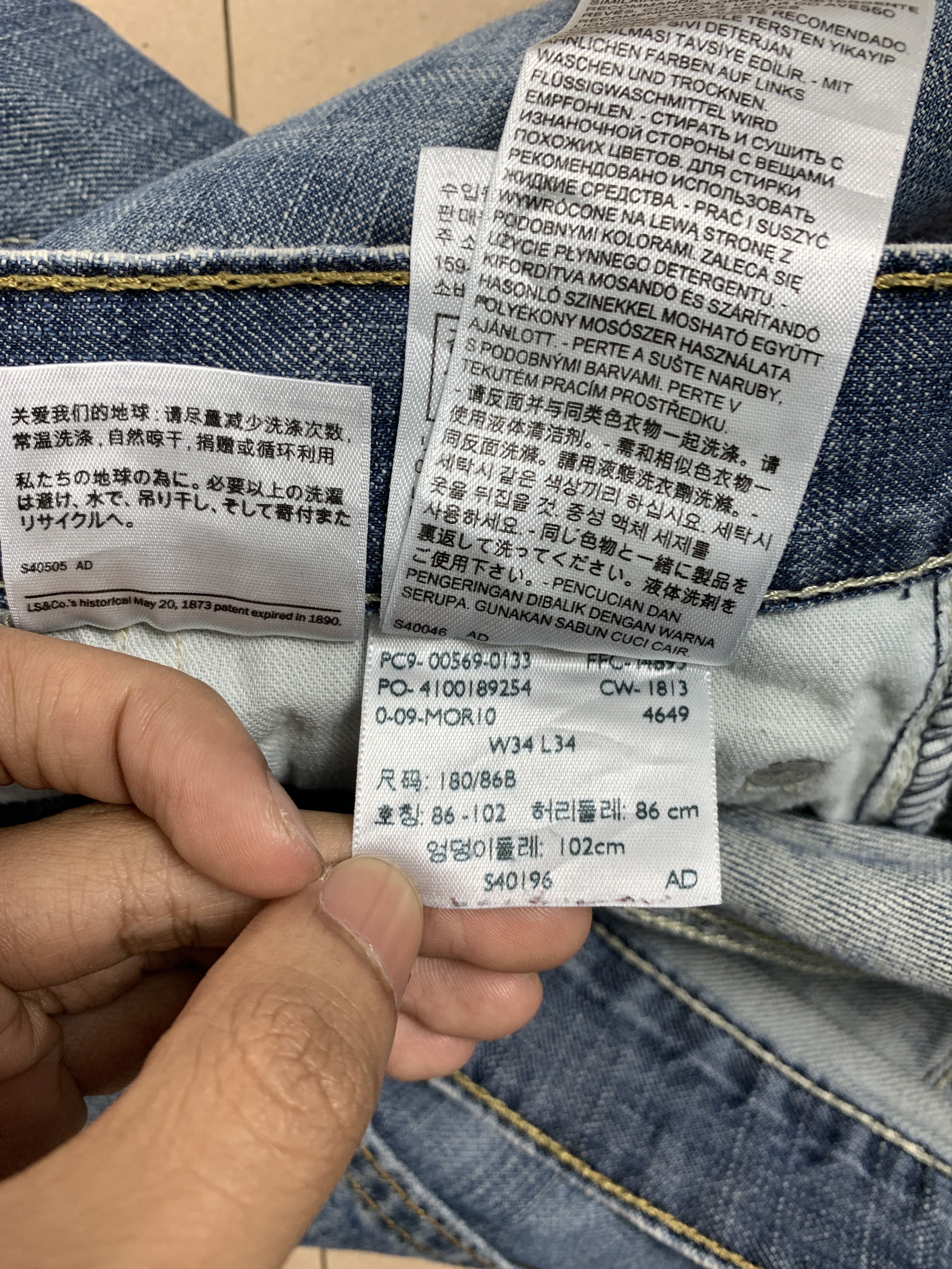 Levi's Vintage LEVI'S 569 Straight Cut Faded Mid Wash Distressed Size US 35 - 20 Thumbnail