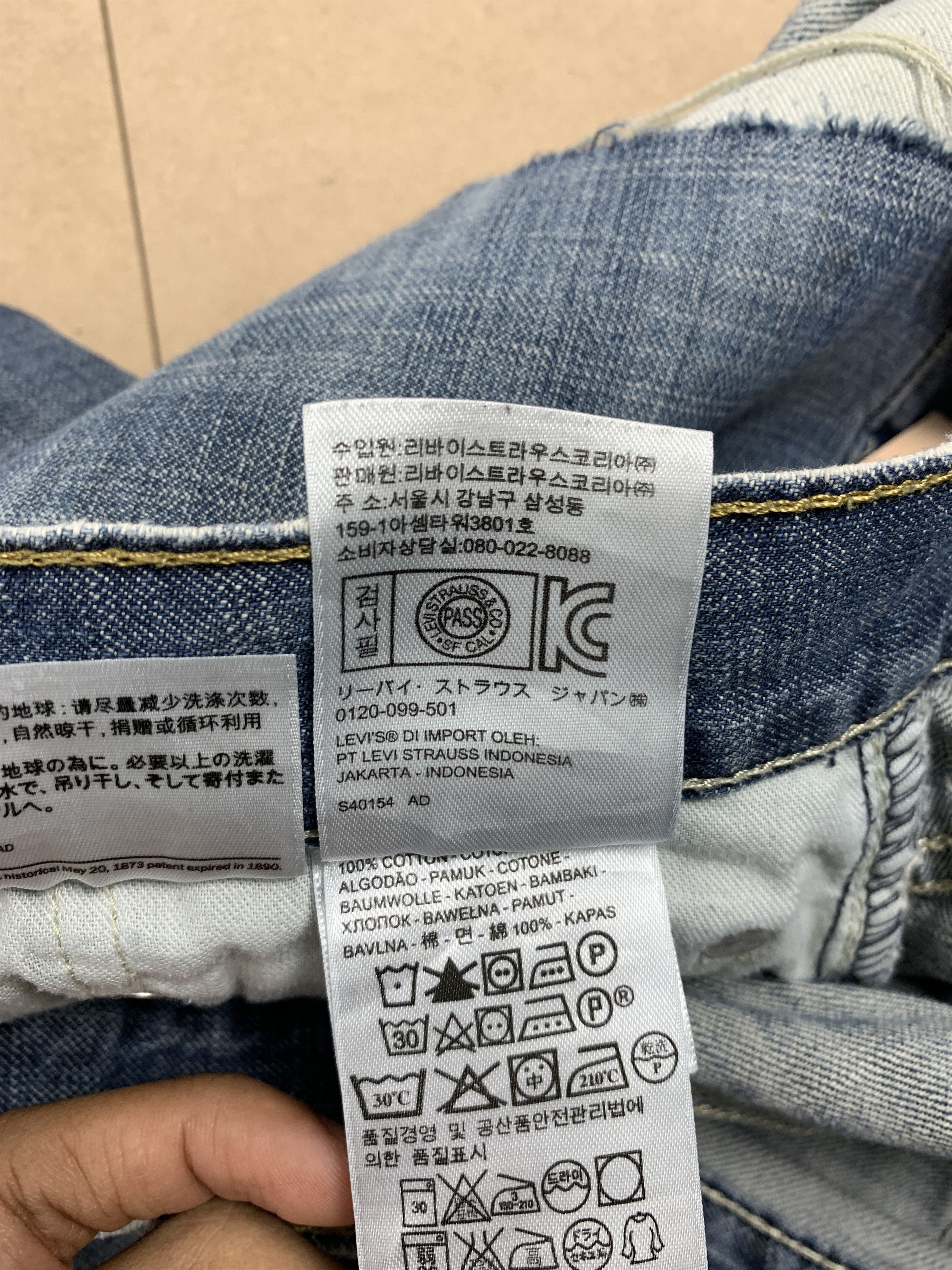 Levi's Vintage LEVI'S 569 Straight Cut Faded Mid Wash Distressed Size US 35 - 17 Thumbnail