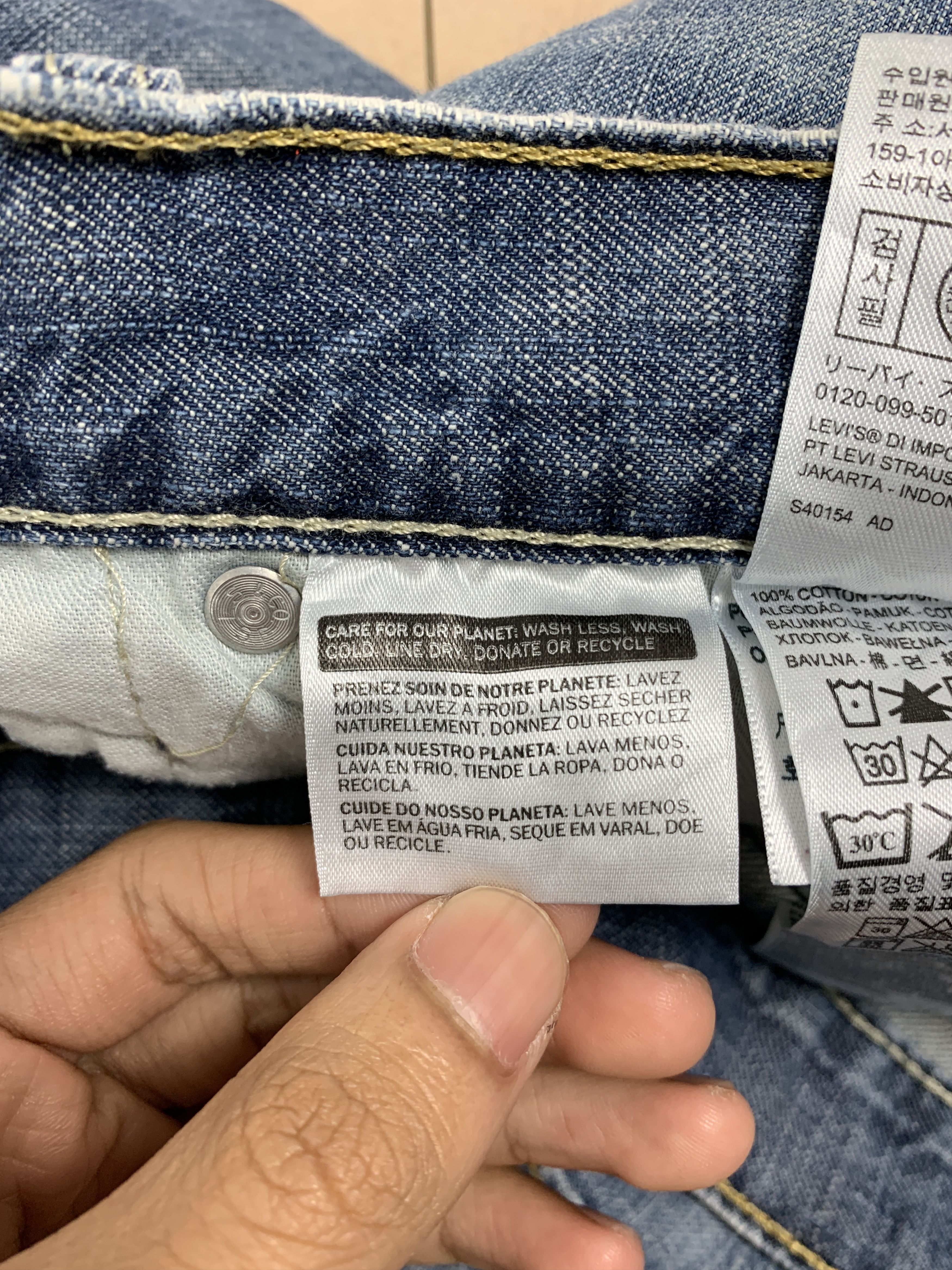 Levi's Vintage LEVI'S 569 Straight Cut Faded Mid Wash Distressed Size US 35 - 14 Thumbnail