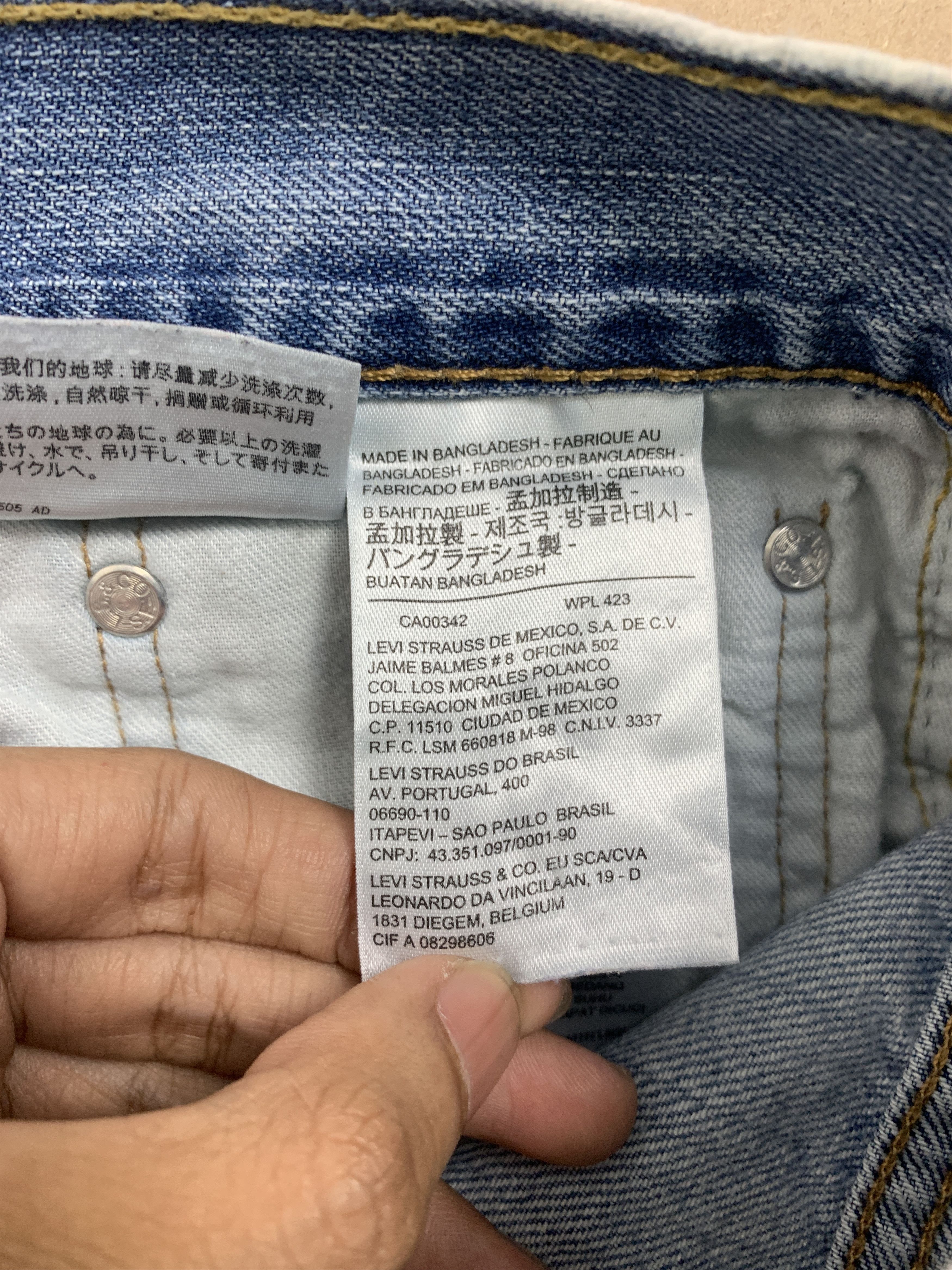Levi's Vintage LEVI'S 569 Straight Cut Light Blue Distressed Jeans Size US 35 - 15 Thumbnail