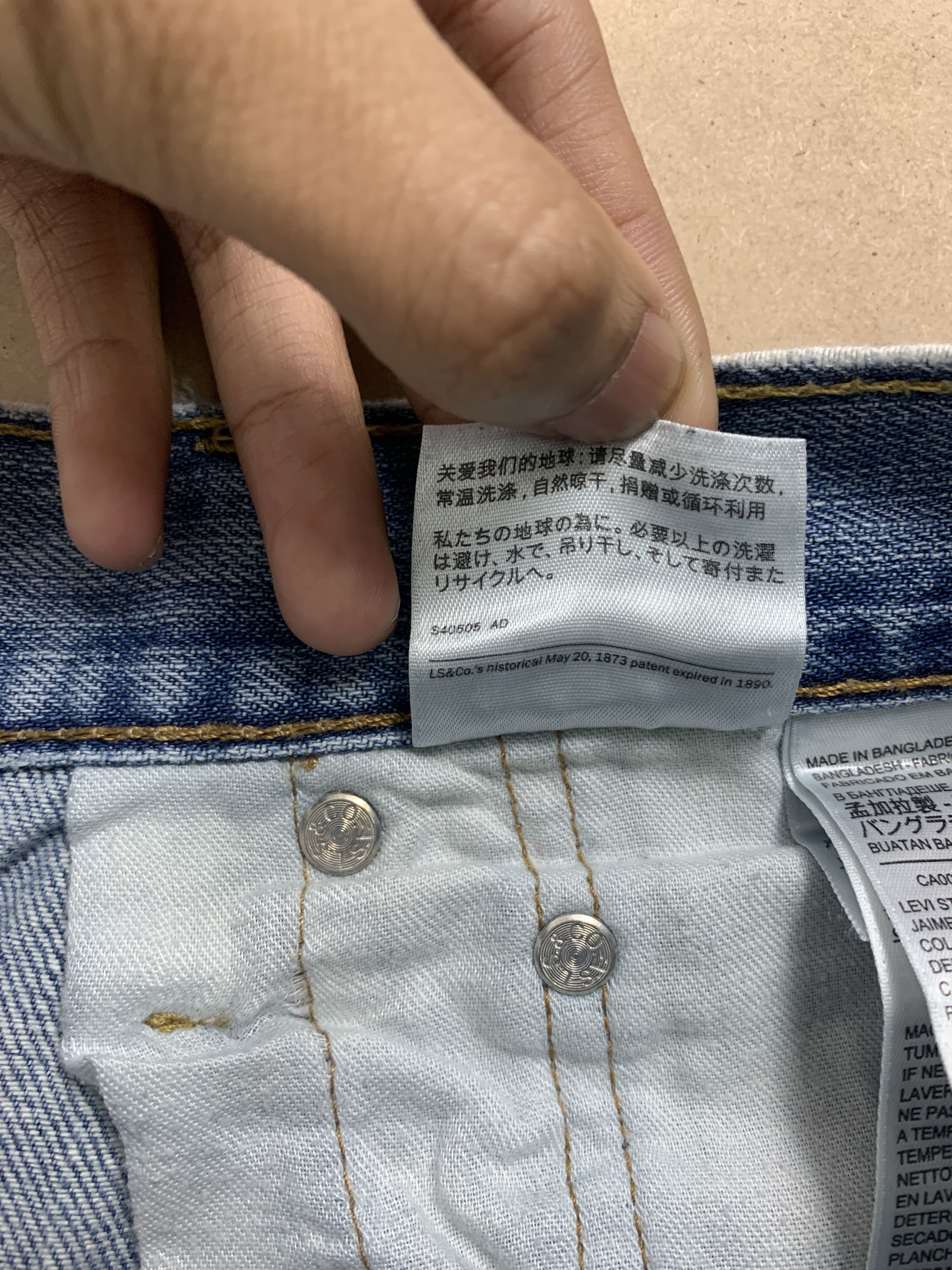 Levi's Vintage LEVI'S 569 Straight Cut Light Blue Distressed Jeans Size US 35 - 14 Thumbnail
