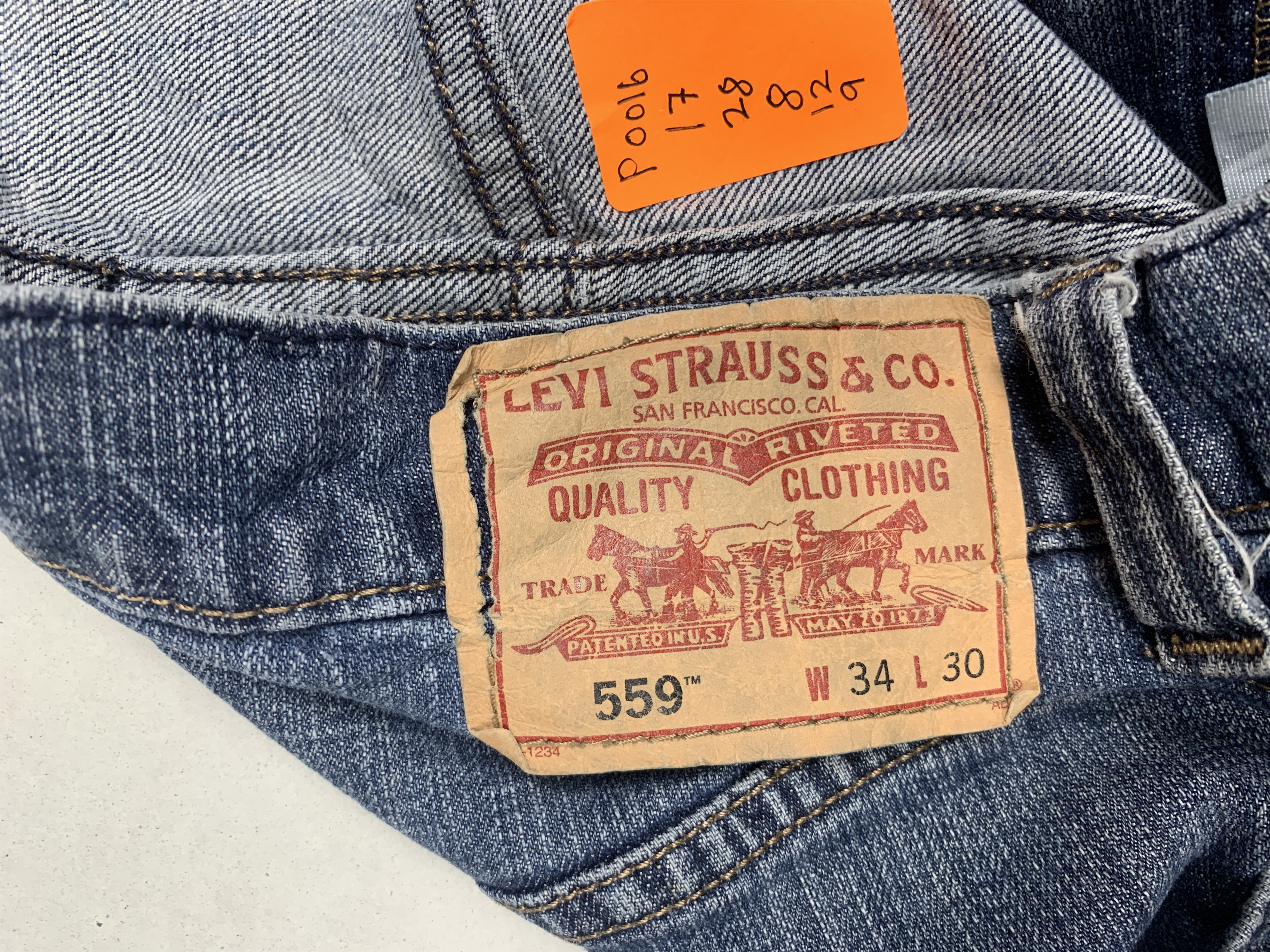 Levi's × Vintage Vintage LEVI'S 559 Distressed Faded Straight Cut Mid Wash Size US 34 / EU 50 - 16 Thumbnail