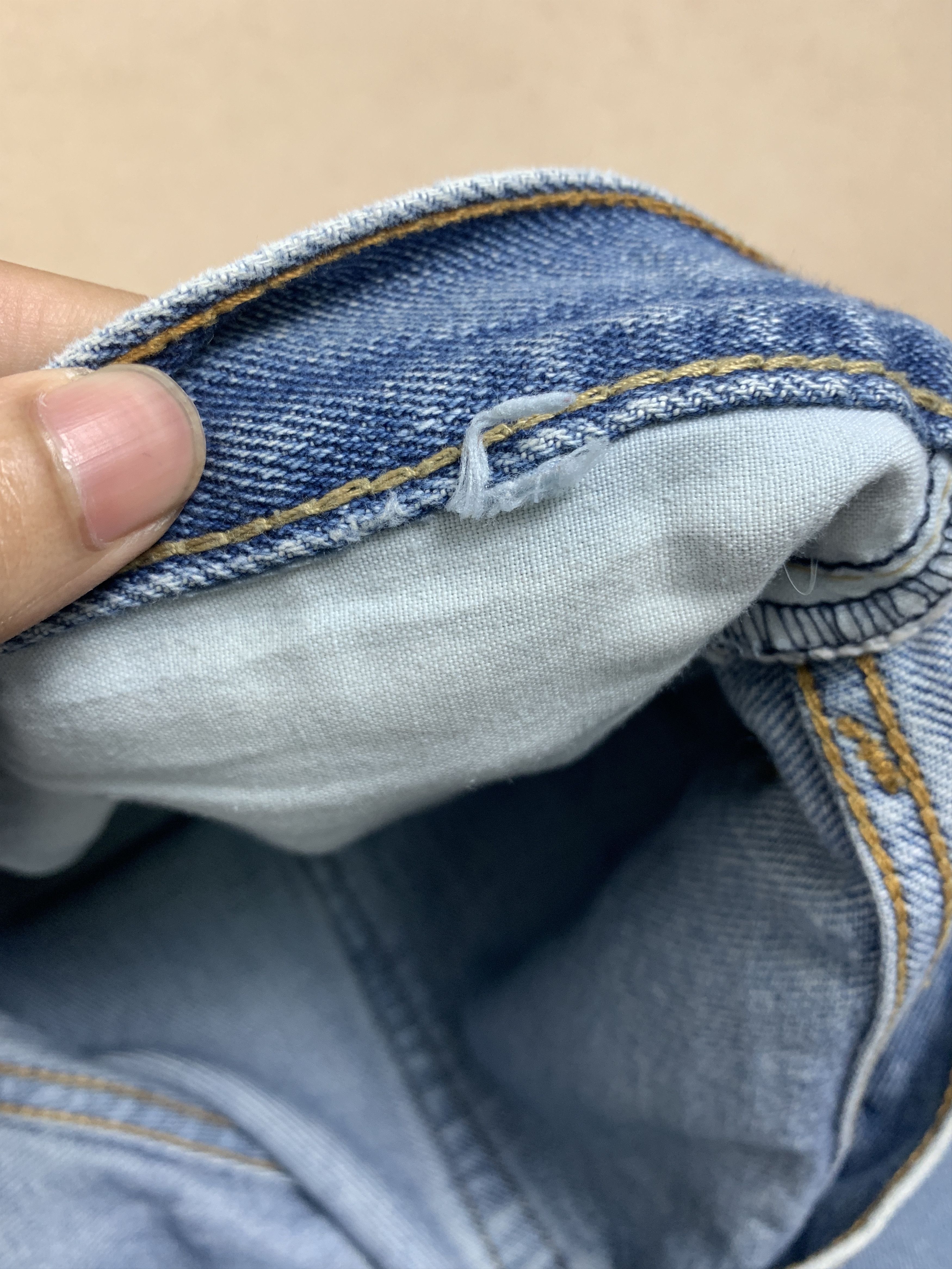 Levi's Vintage Levis 550 Faded Relaxed Fit Distressed Blue Jeans Size US 37 - 13 Thumbnail