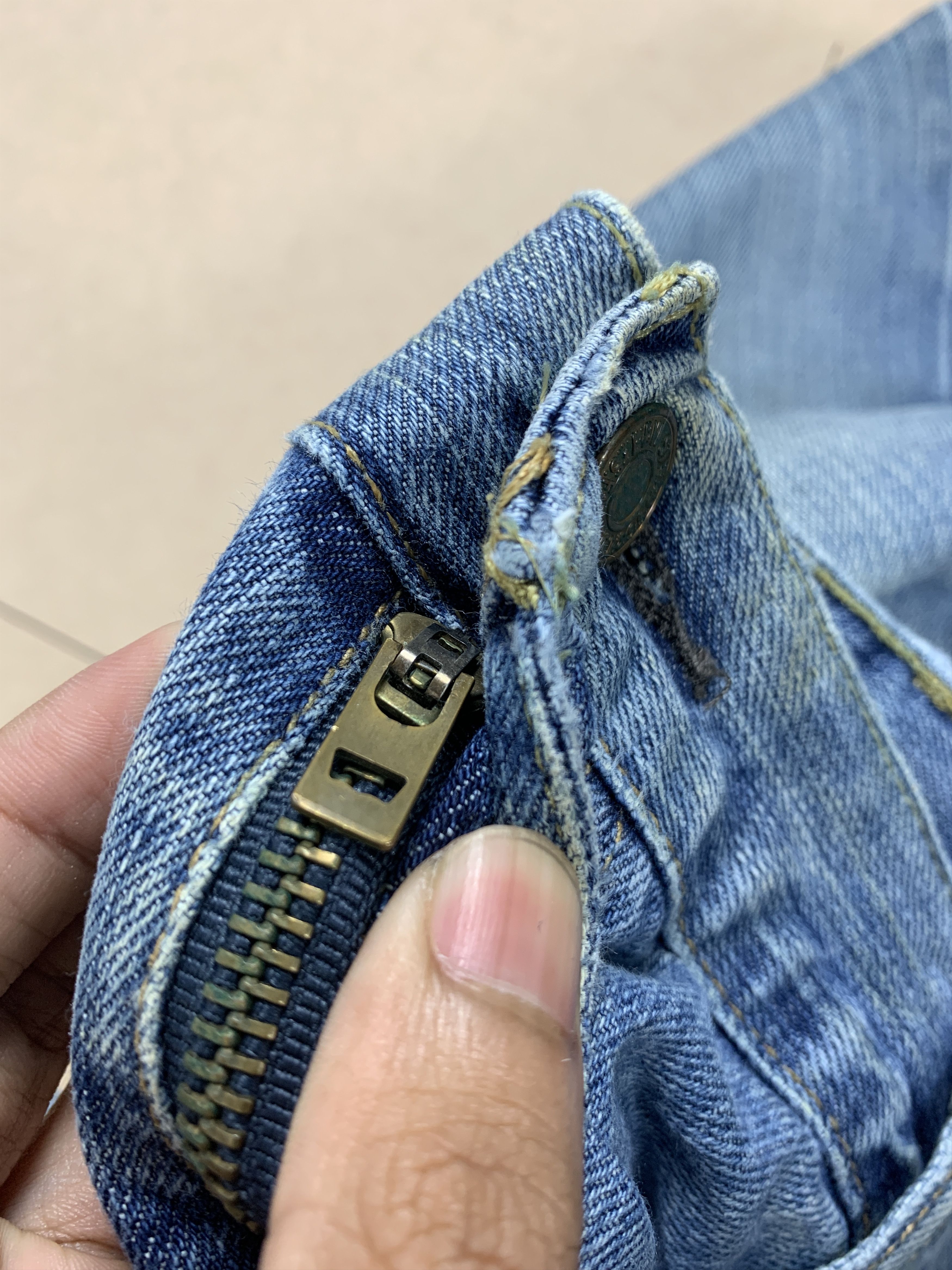 Levi's × Vintage Vintage Levi's 569 Faded Distressed Medium Wash Blue Jeans Size US 40 / EU 56 - 19 Thumbnail