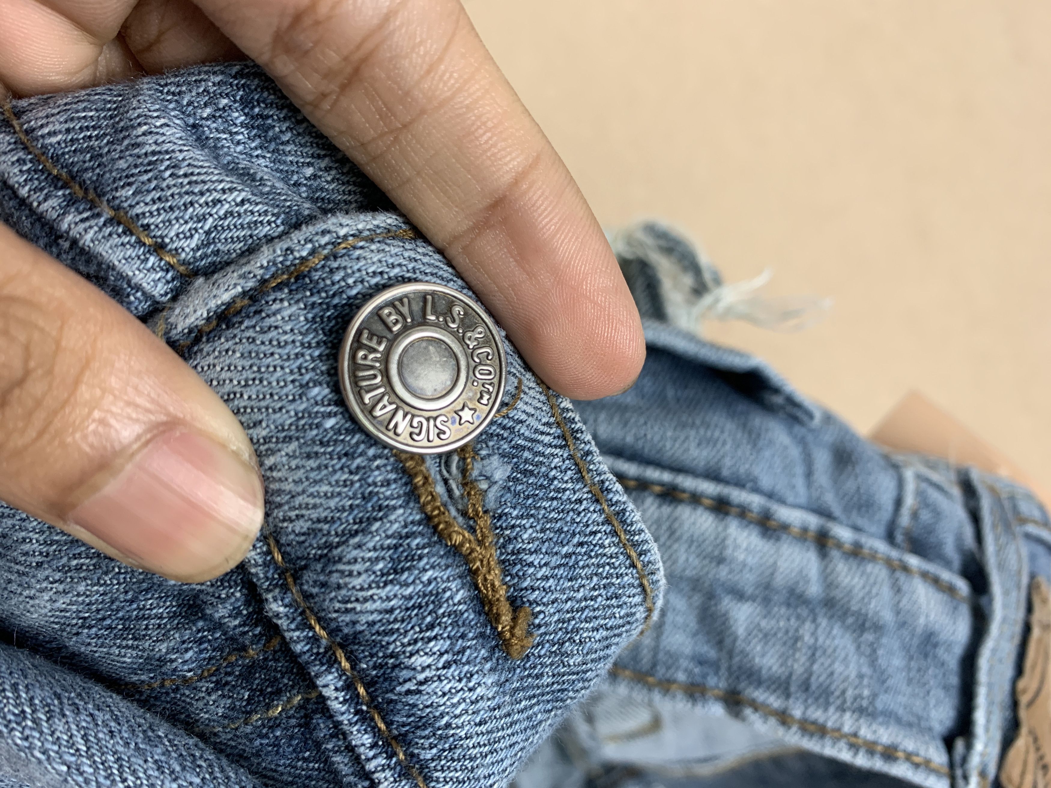 Levi's Vintage SIGNATURE by Levi's Gold Faded Distress Blue Jeans Size US 34 / EU 50 - 14 Thumbnail