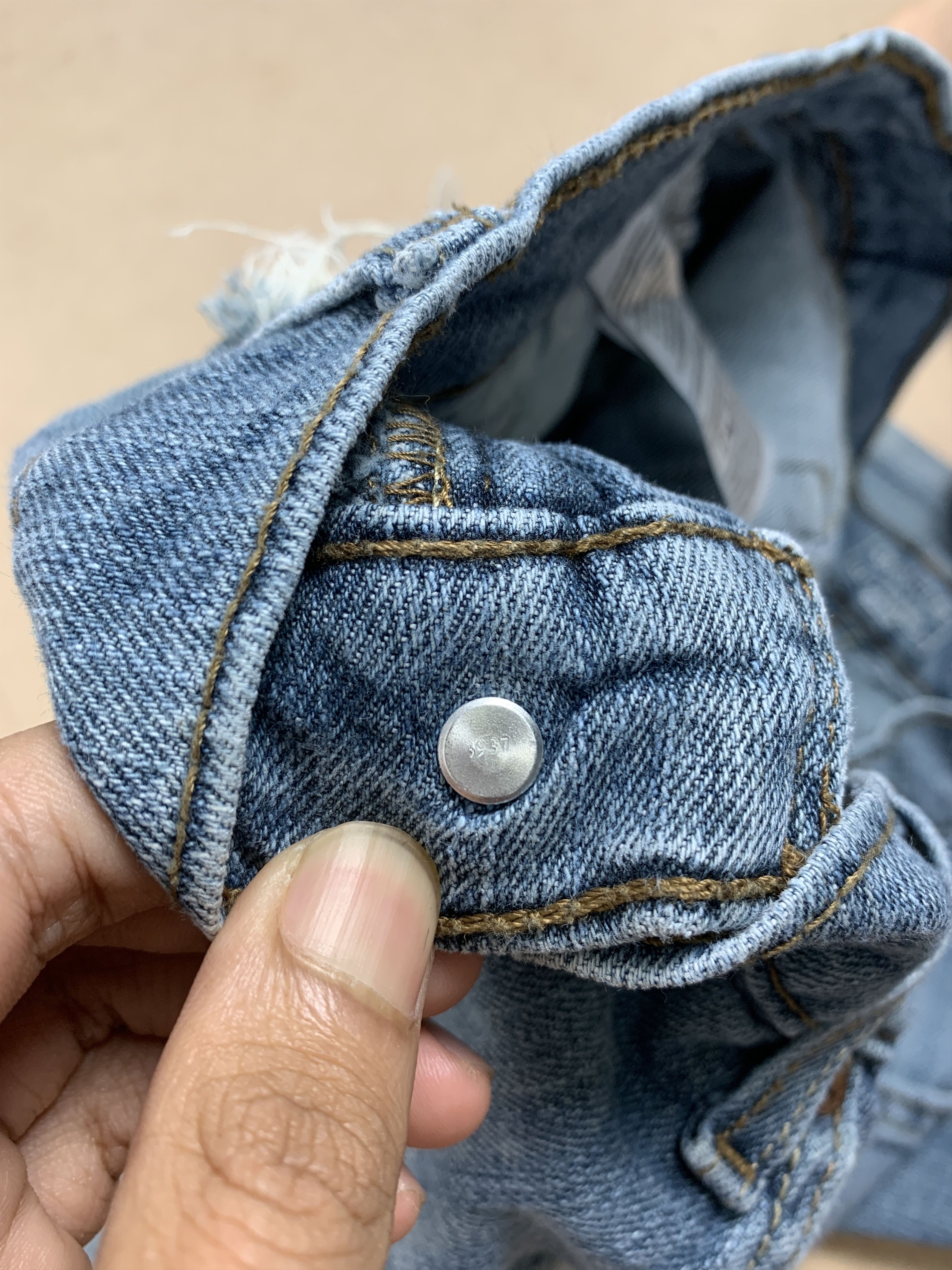 Levi's Vintage SIGNATURE by Levi's Gold Faded Distress Blue Jeans Size US 34 / EU 50 - 13 Thumbnail