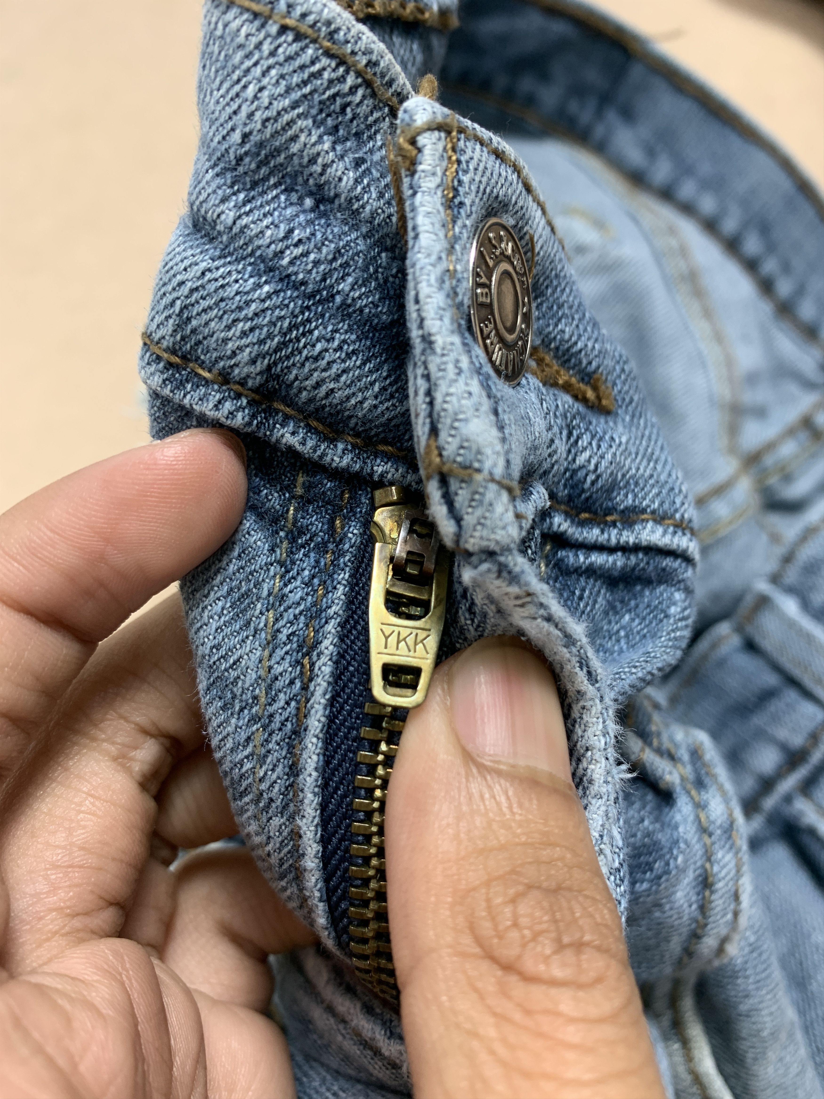 Levi's Vintage SIGNATURE by Levi's Gold Faded Distress Blue Jeans Size US 34 / EU 50 - 15 Thumbnail