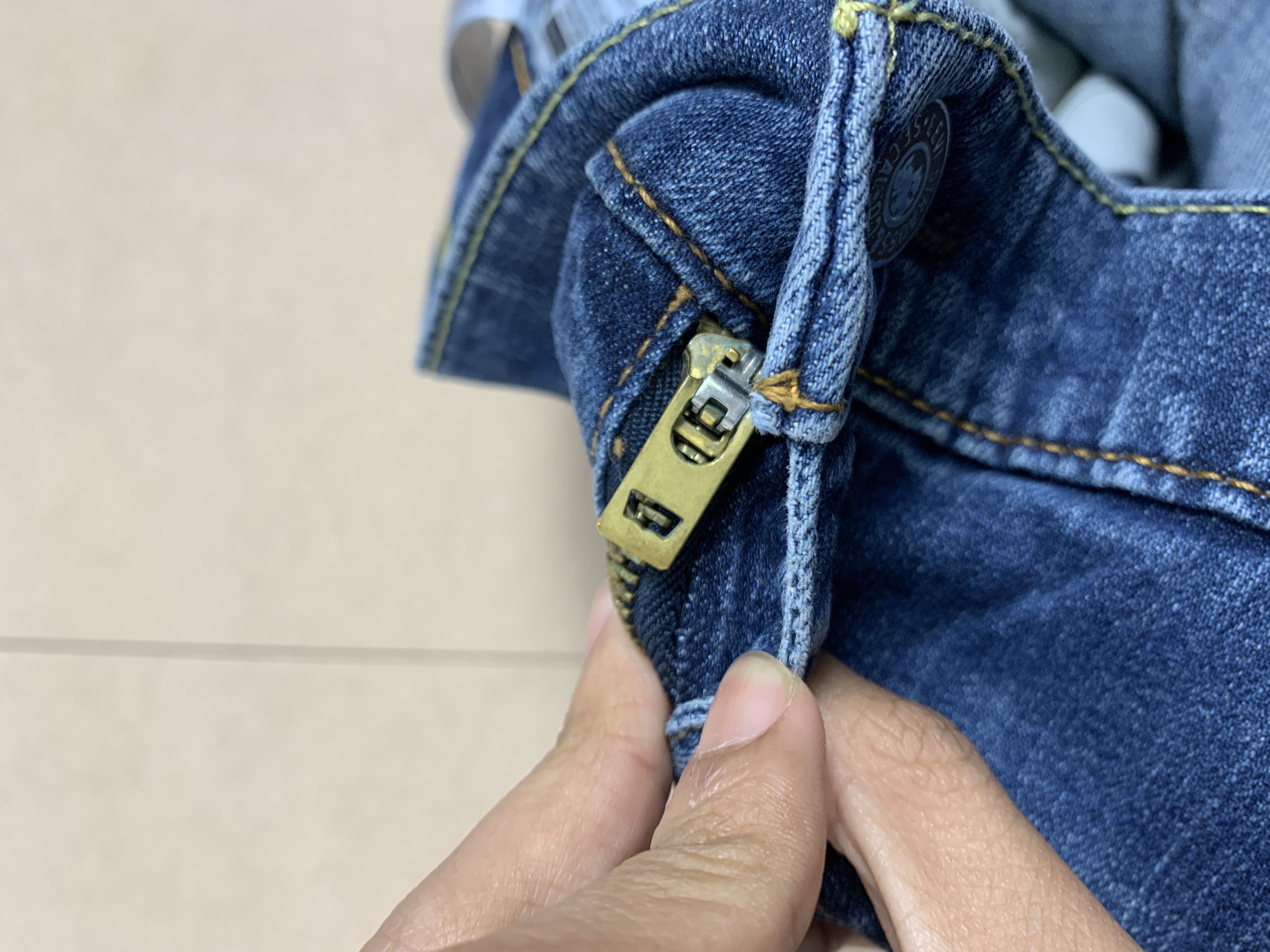 Levi's Vintage Levis 559 Straight Cut Distressed Faded Blue Jeans Size US 42 / EU 58 - 24 Thumbnail