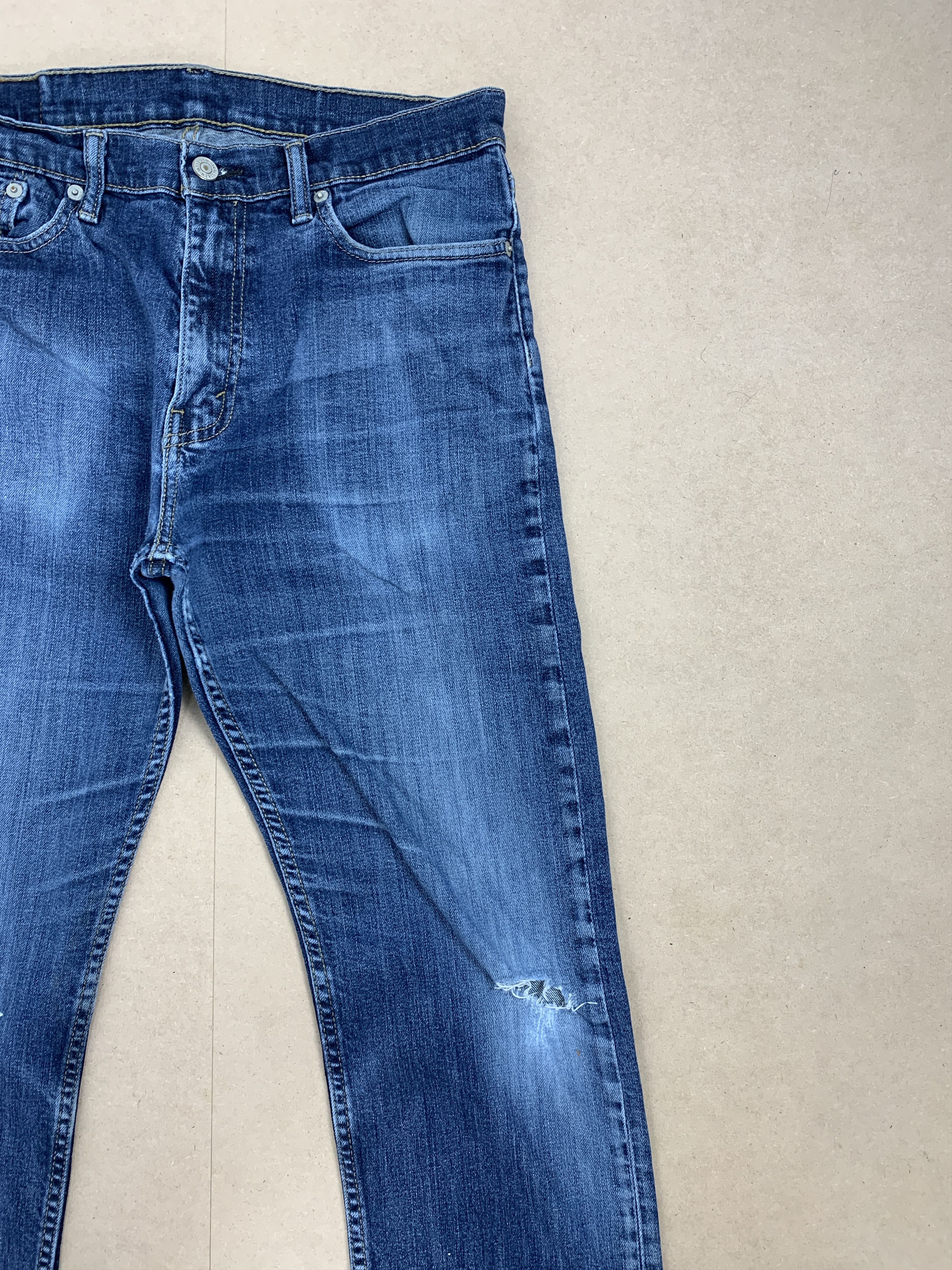 Levi's × Vintage Vintage Levi's 513 Straight Cut Faded Medium Wash Blue Jeans Size US 30 / EU 46 - 4 Thumbnail