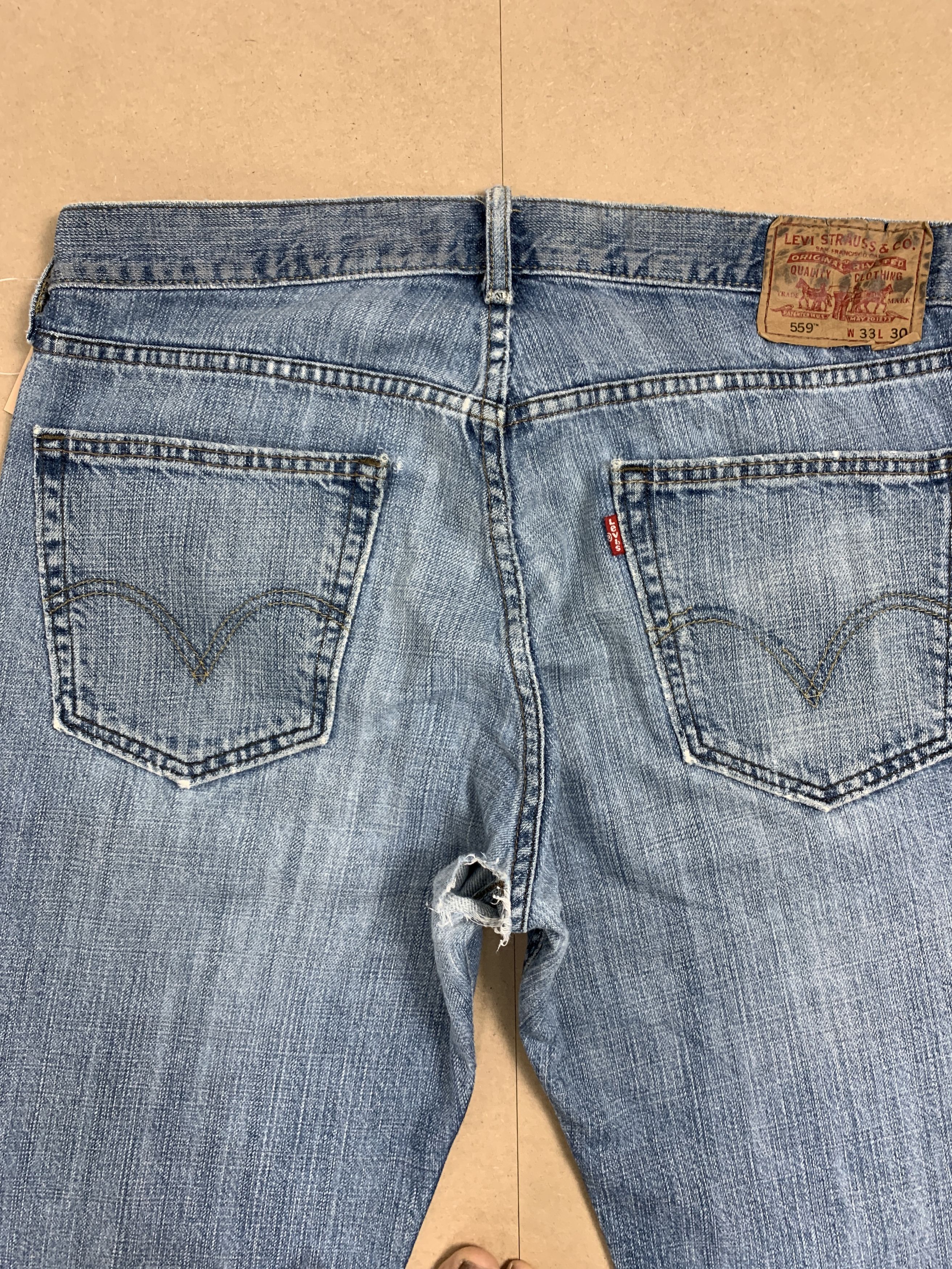 Levi's Vintage Levis 559 Distressed Straight Cut Mid Wash Jeans Size US 34 / EU 50 - 6 Thumbnail