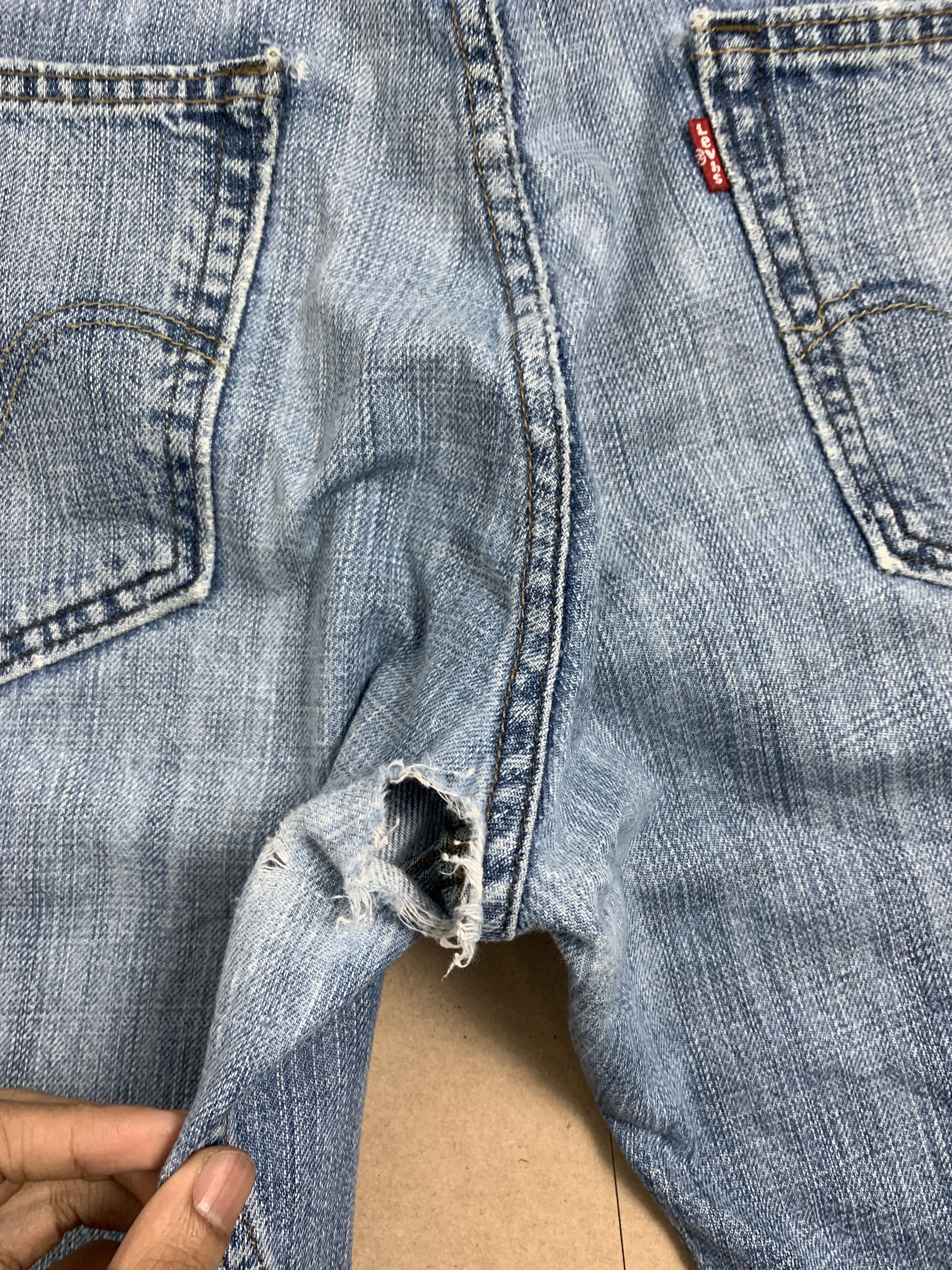 Levi's Vintage Levis 559 Distressed Straight Cut Mid Wash Jeans Size US 34 / EU 50 - 7 Thumbnail