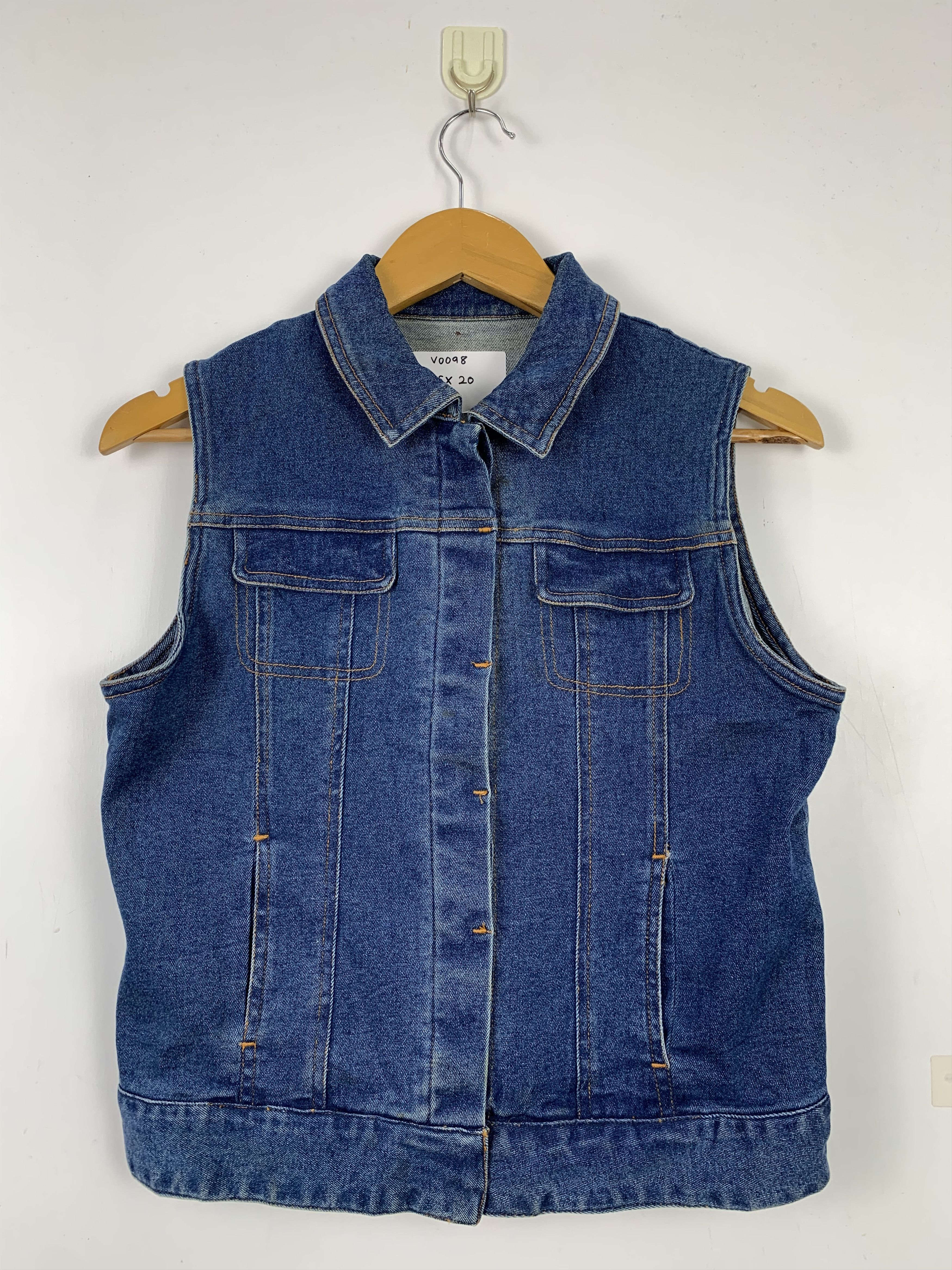 Japanese Brand Vintage DENIM Button Jeans Vests V0098 Size US S / EU 44-46 / 1 - 1 Thumbnail