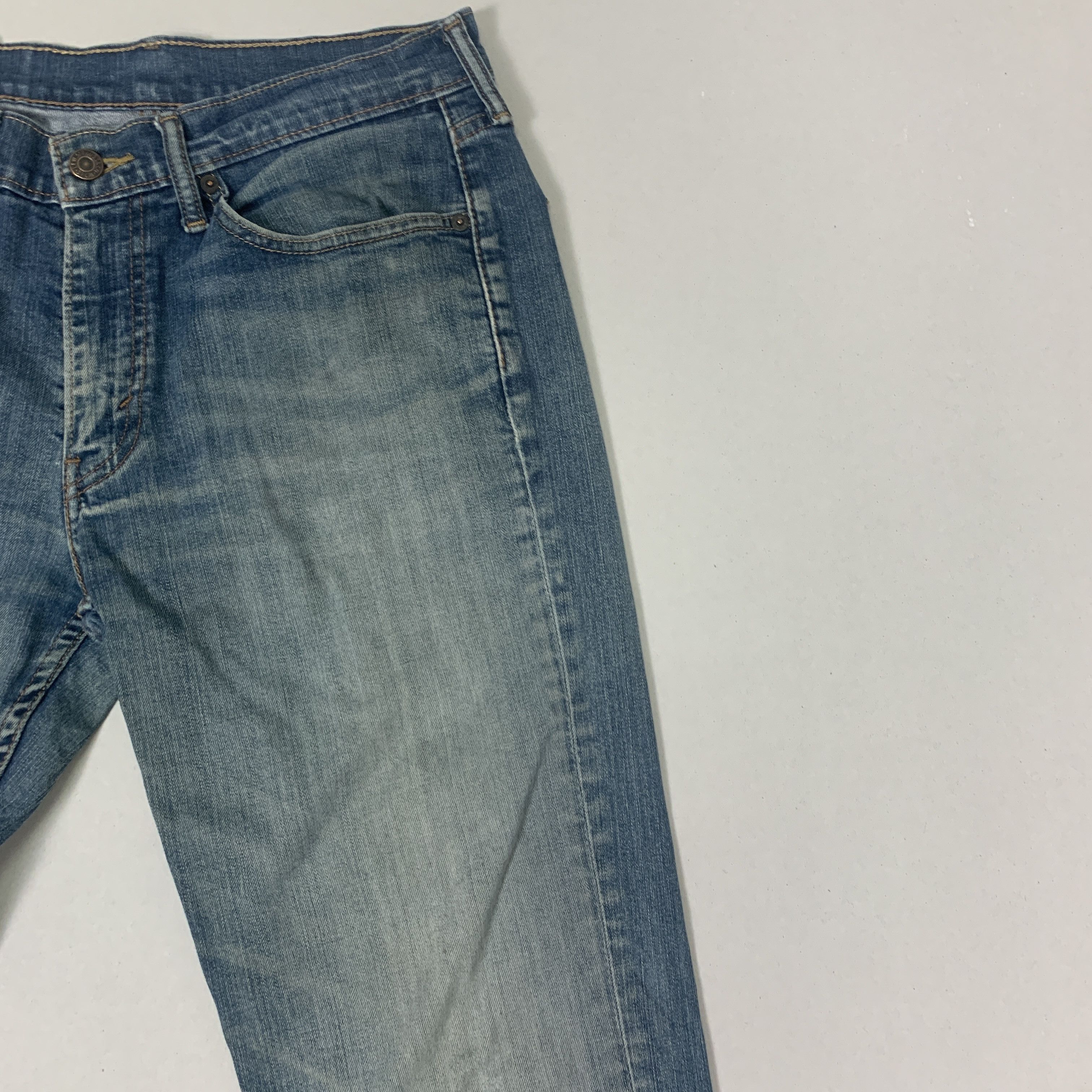 Levi's Vintage Levis 514 Distressed Faded Mid Wash Jeans Size US 32 / EU 48 - 2 Thumbnail