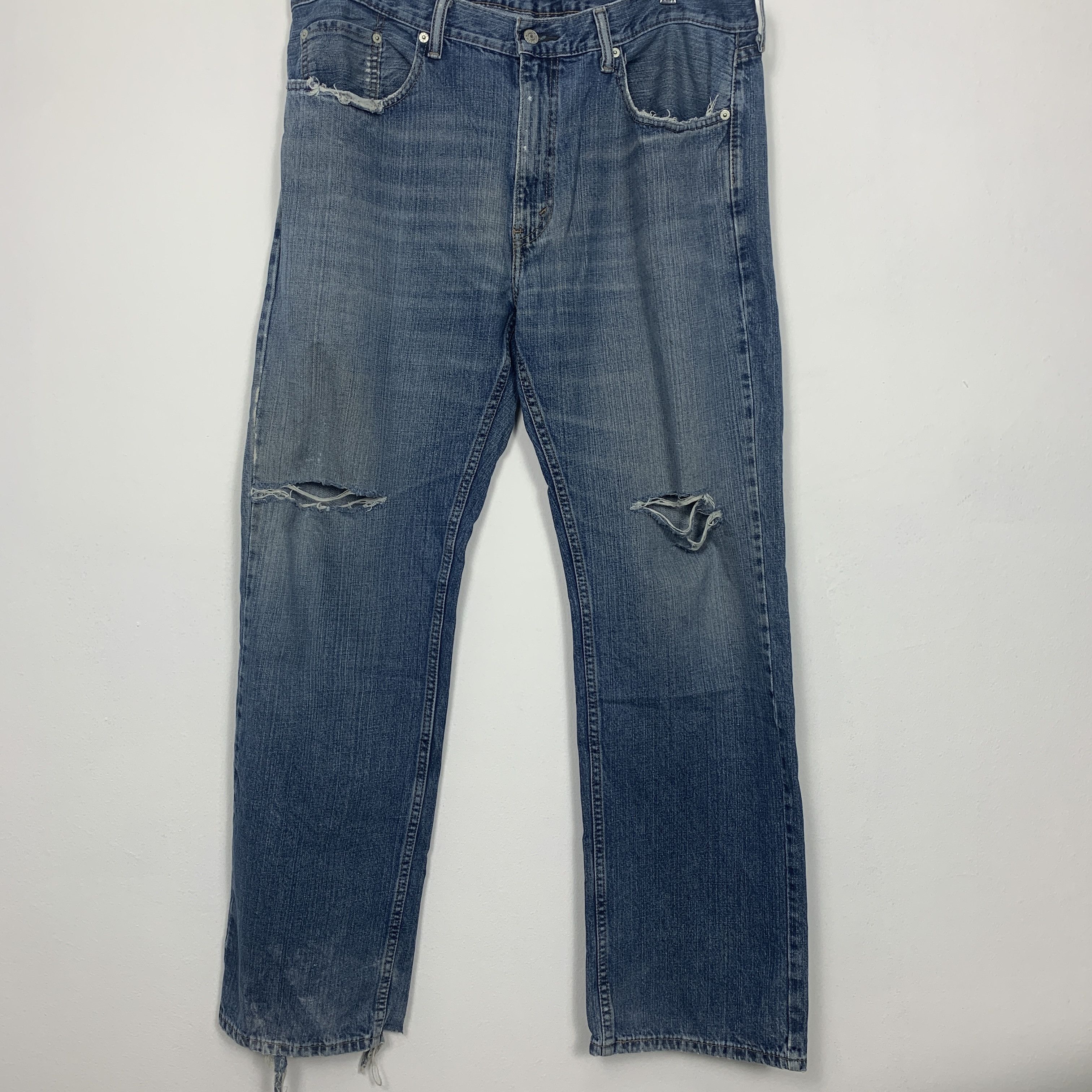 image of Distressed Denim x Levis Vintage Levi's 559 Distressed Faded Mid Wash Jeans in Blue Denim (Size 40)