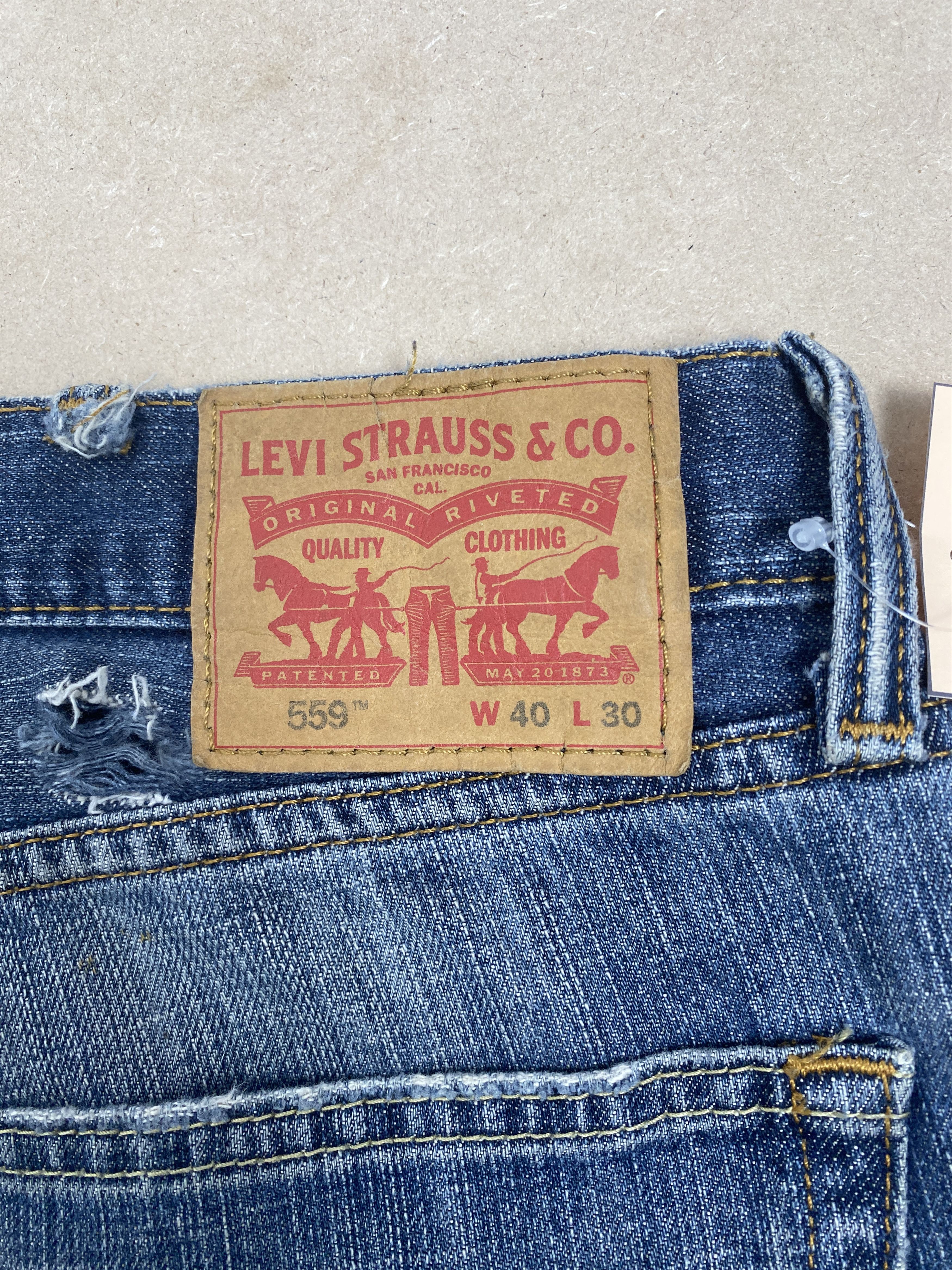 Levi's Vintage Levis 559 Straight Cut Distressed Faded Blue Jeans Size US 41 - 10 Thumbnail
