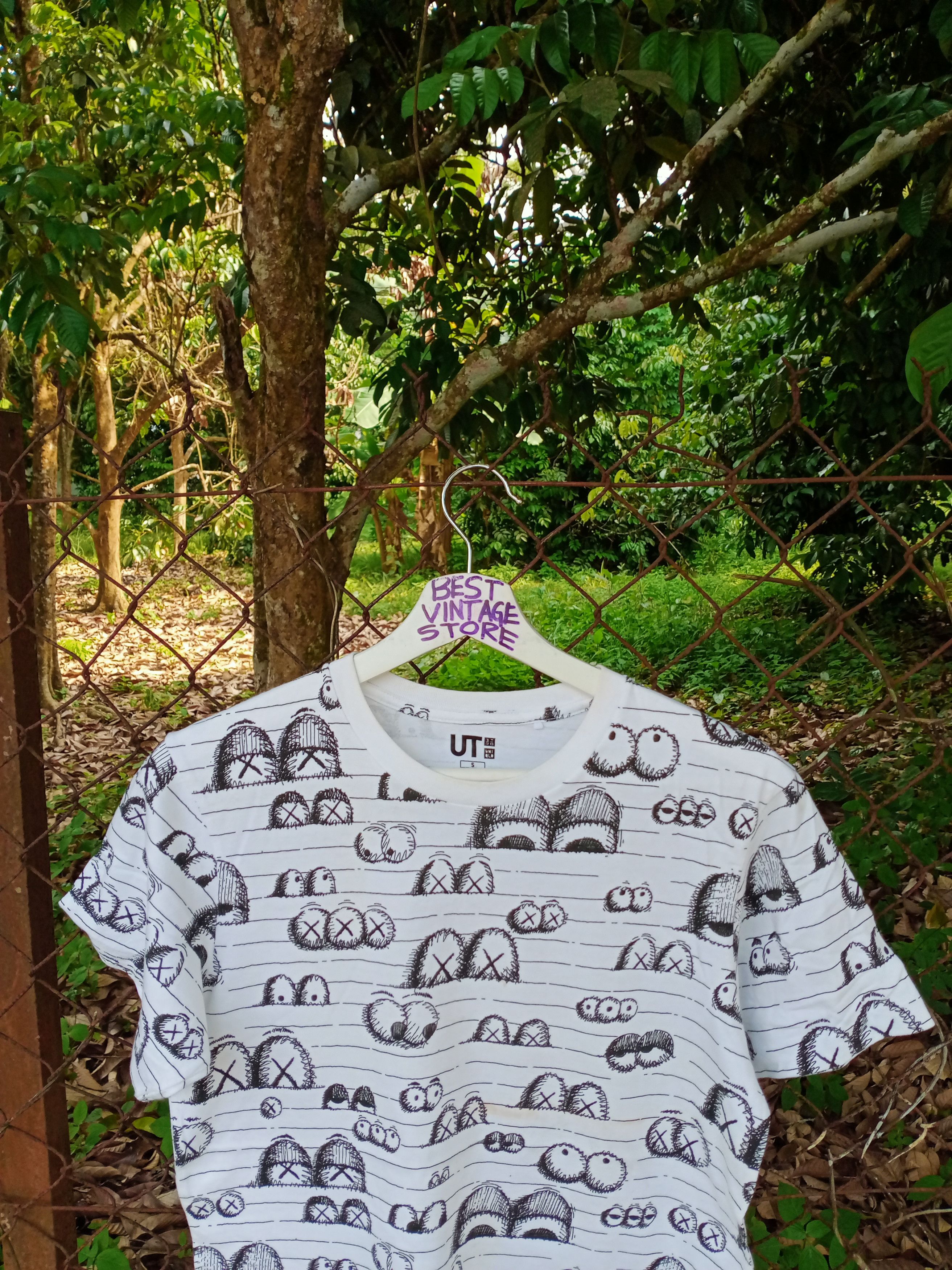Kaws × Uniqlo Kaws x Uniqlo Full Printed Shirts Rare Design Size US S / EU 44-46 / 1 - 3 Thumbnail