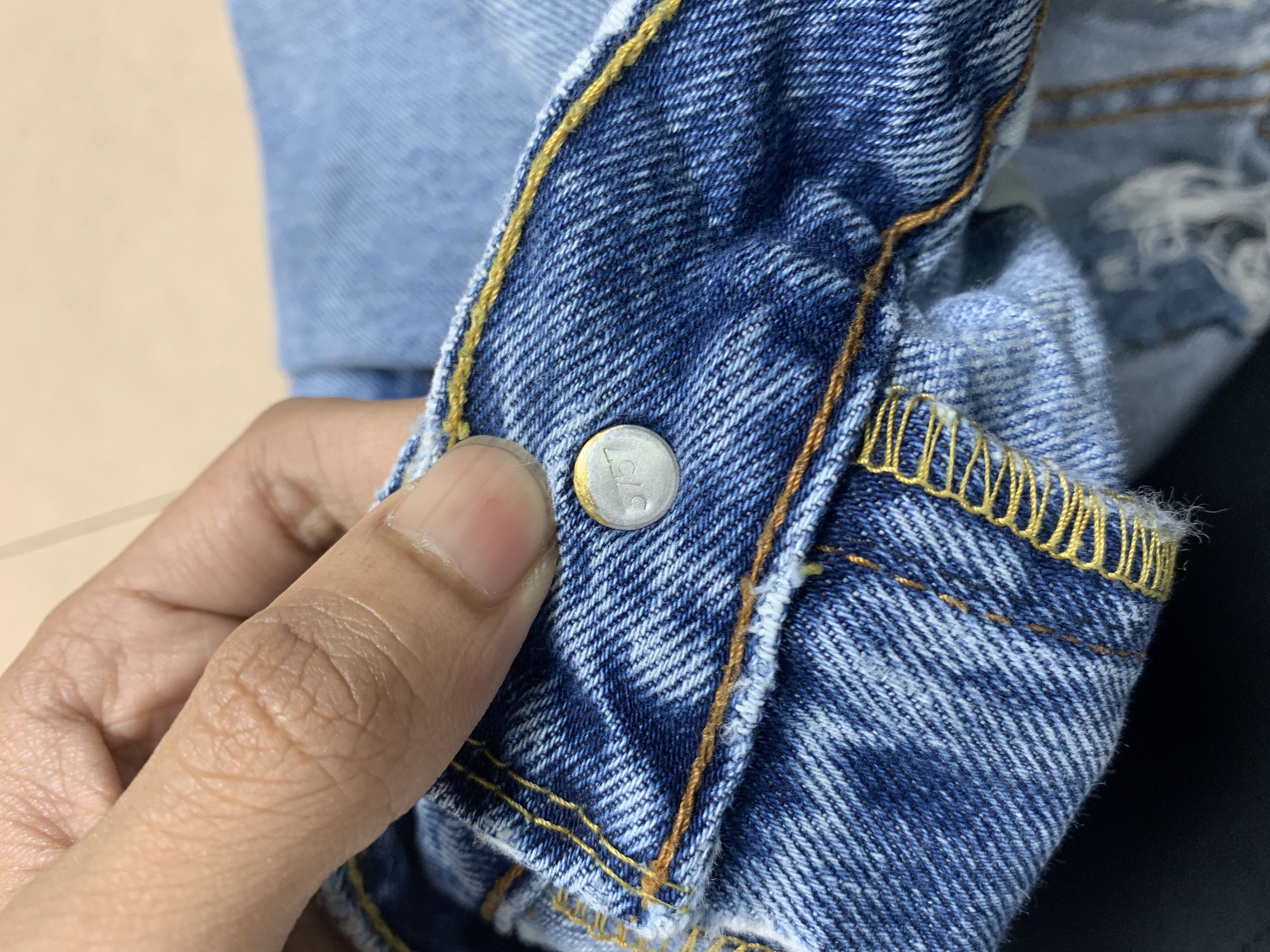 Levi's × Vintage VIntage LEVI'S 505 Distressed Faded Light Wash Jeans Size US 34 / EU 50 - 17 Thumbnail