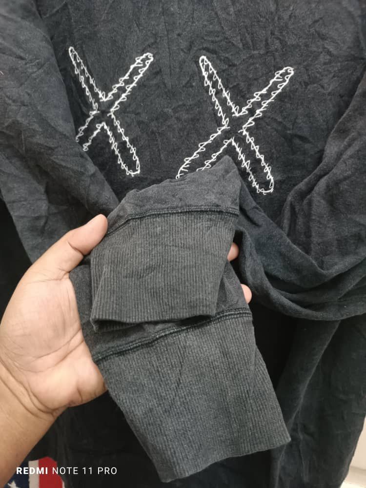 Kaws × Uniqlo UNIQLO X KAWS EMBROIDERY SWEATSHIRT Size US XL / EU 56 / 4 - 3 Thumbnail