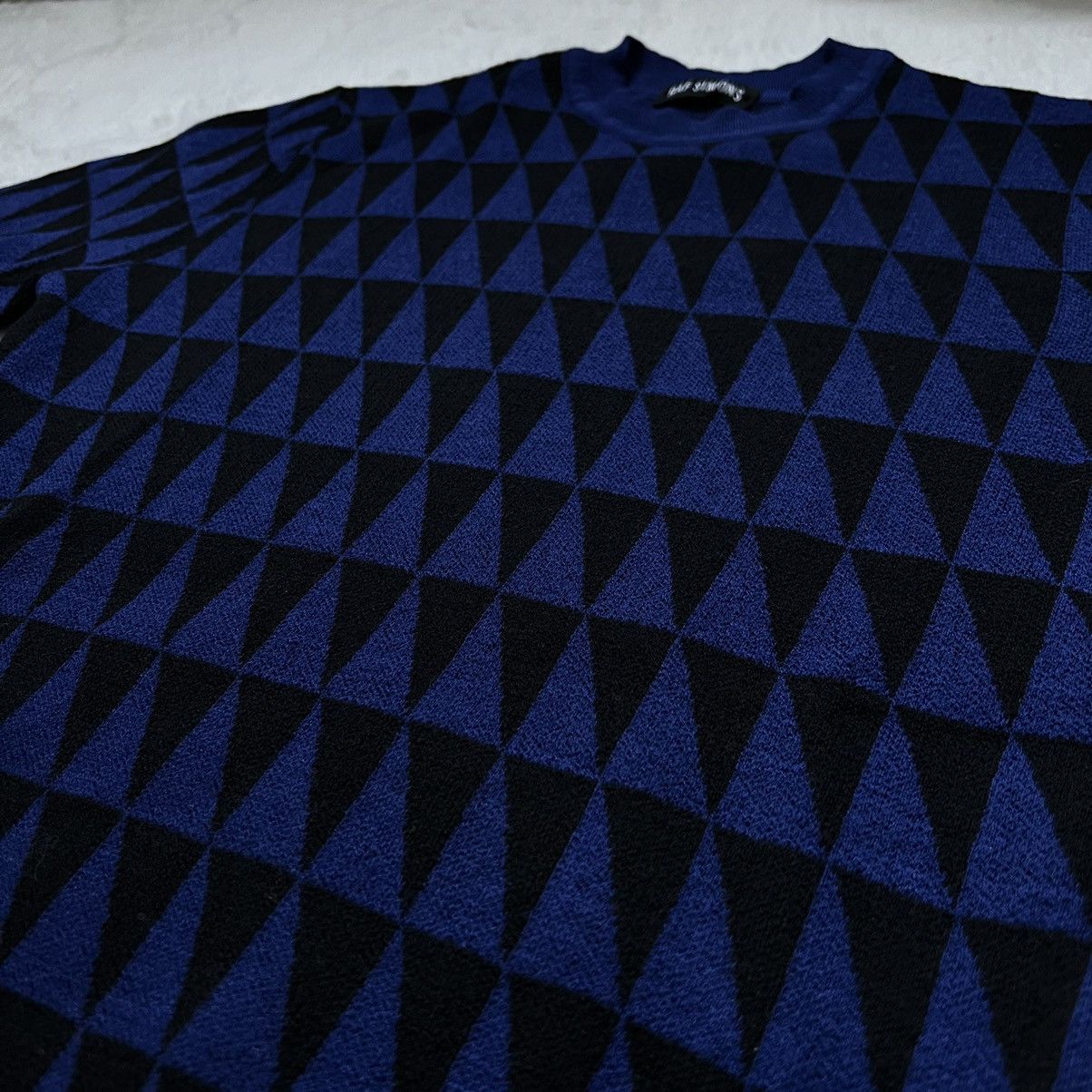 Blue black triangle pattern short sleeve sweater