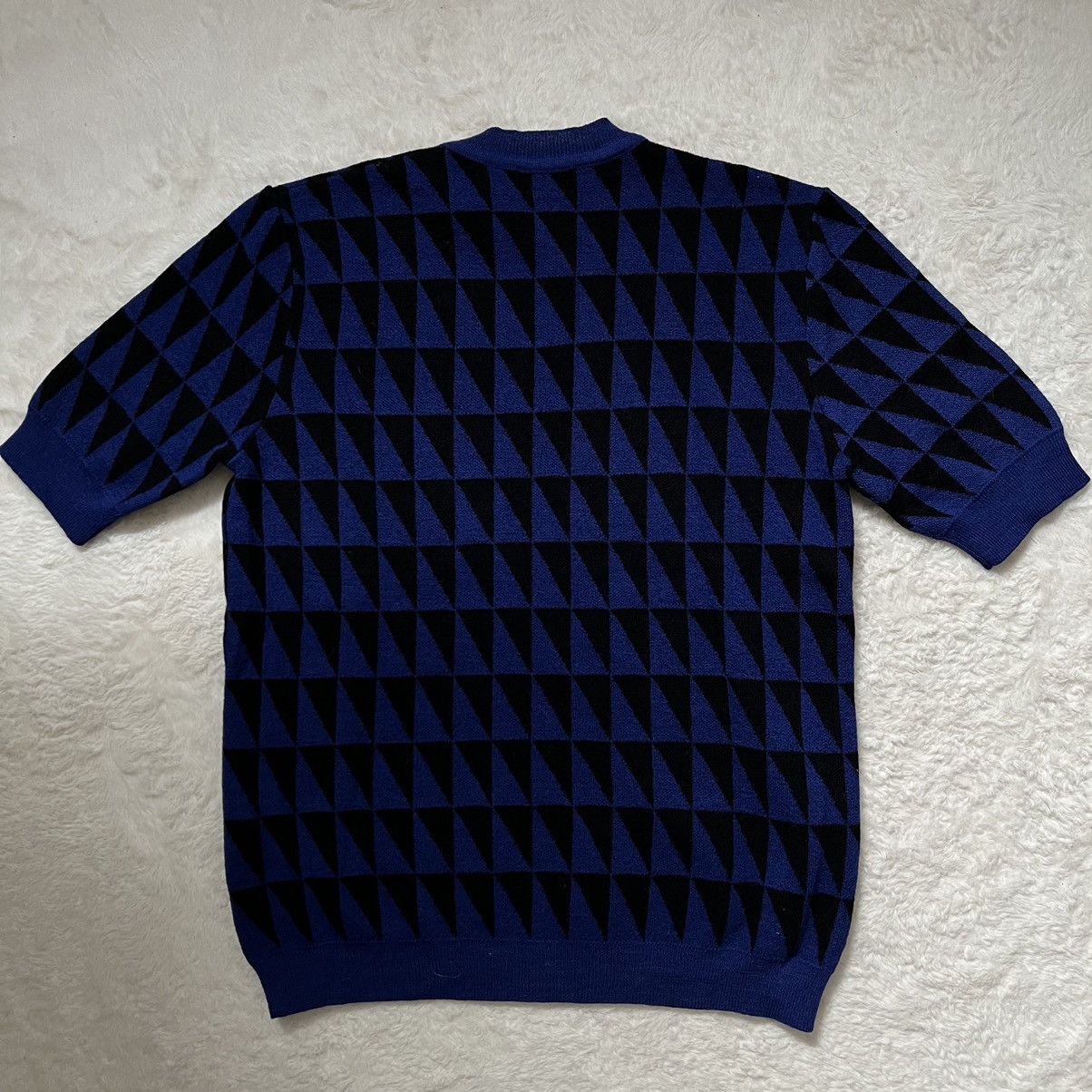 Blue black triangle pattern short sleeve sweater