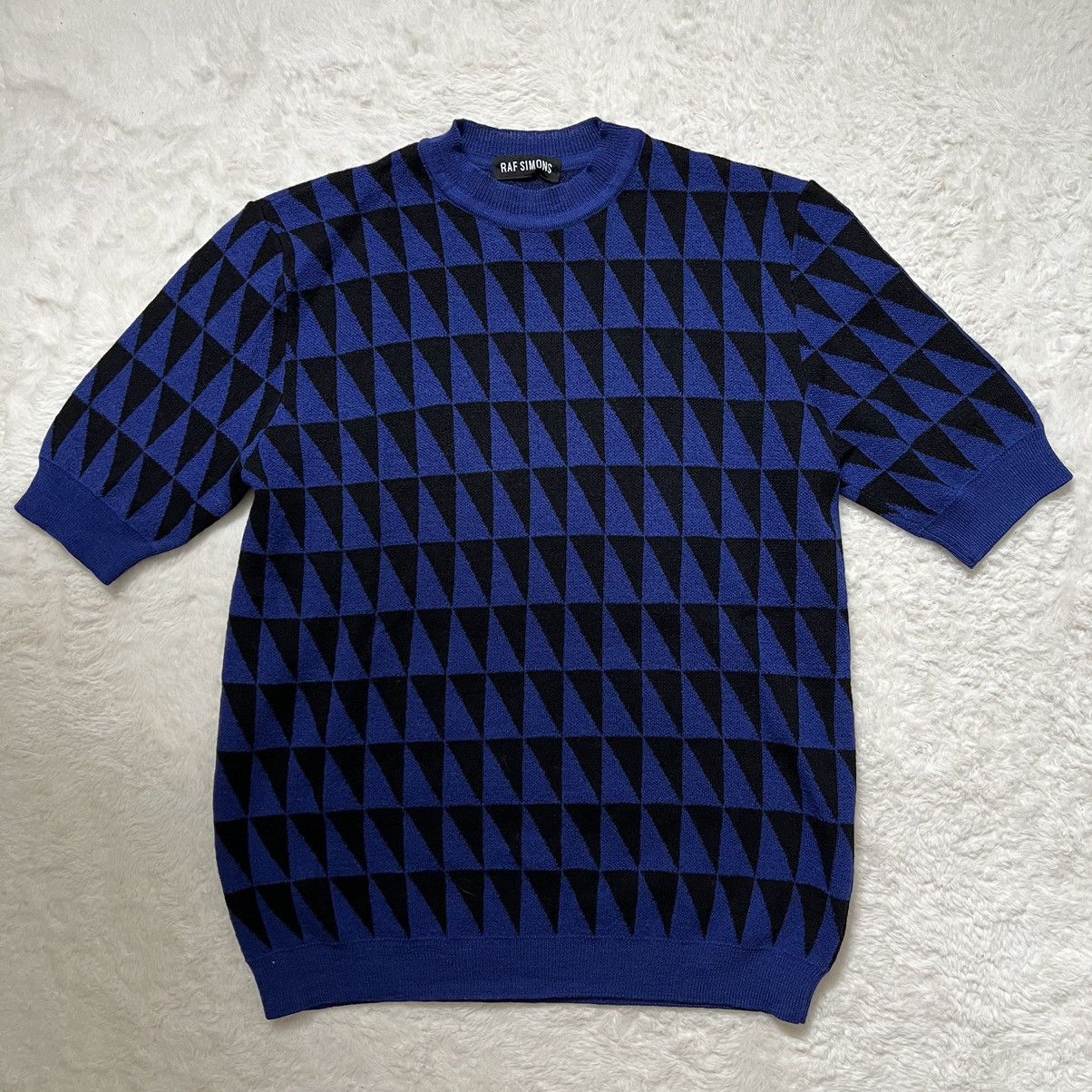 Blue black triangle pattern short sleeve sweater