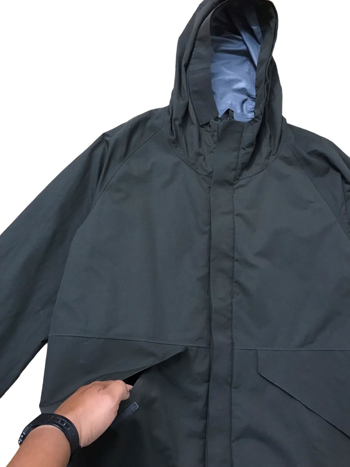 Jun Takahashi × Undercover × Uniqlo Uuu Undercover x uniqlo Waterproof Rain Jacket Size US XL / EU 56 / 4 - 3 Thumbnail