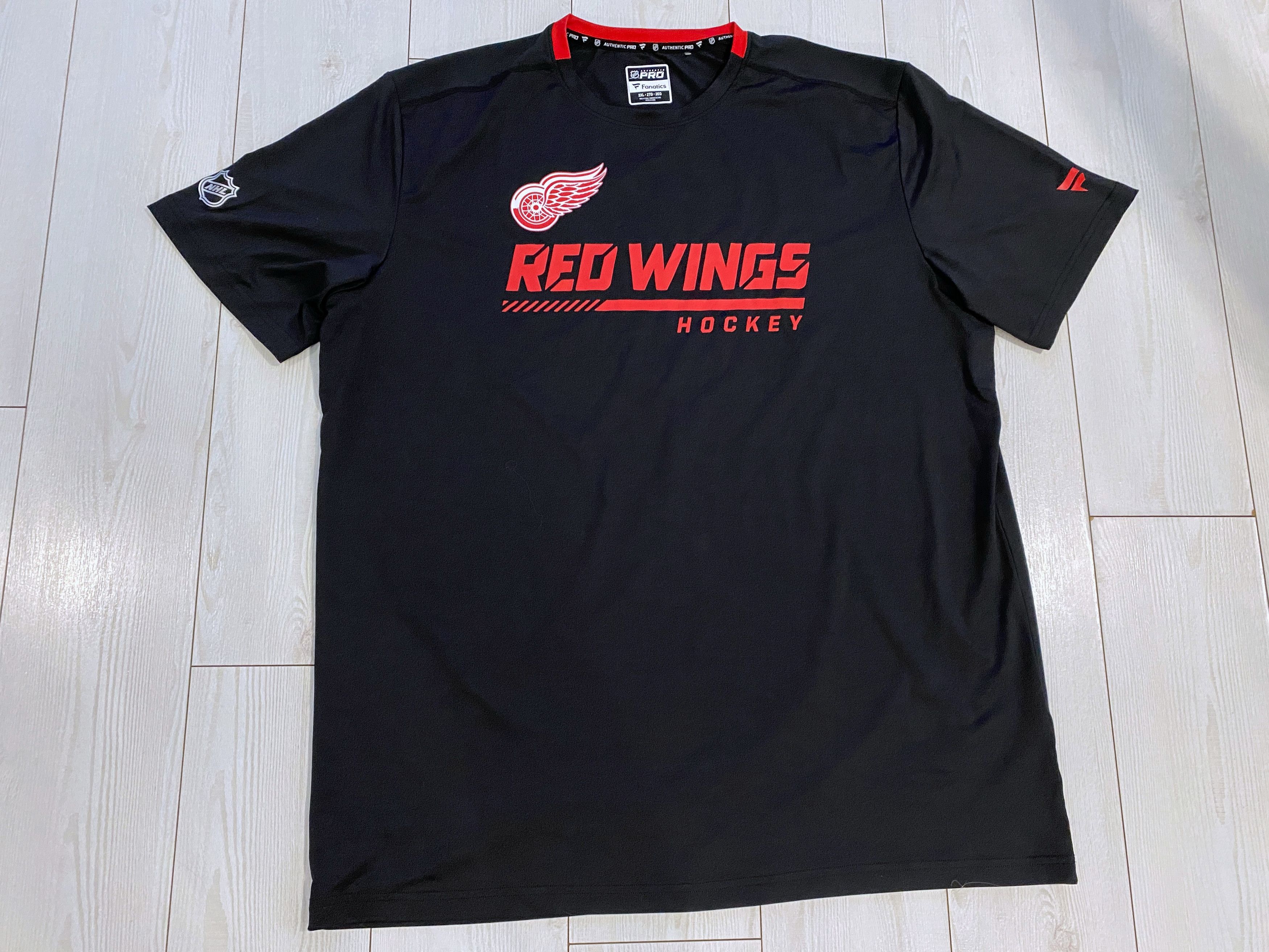 Vintage 90s Detroit Red Wings Steve Yzerman NHL Hockey Jersey T-Shirt (XXL)