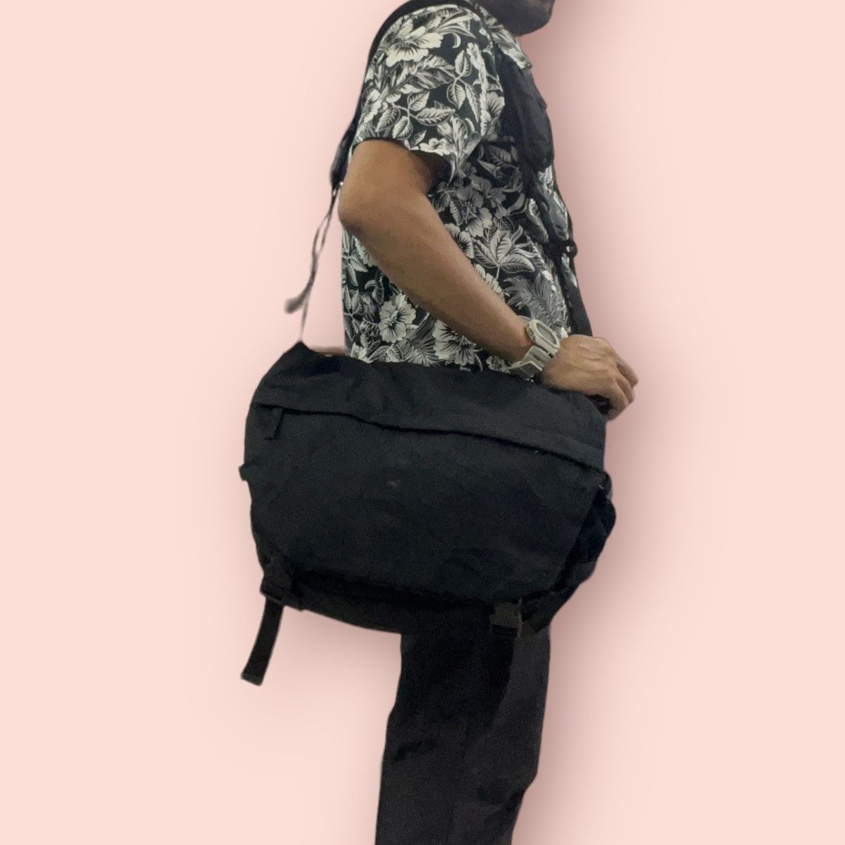 Japanese Brand VINTAGE Y2K UNIQLO JUN TAKAHASHI CROSSBODY MESSENGER BAG Size ONE SIZE - 22 Thumbnail
