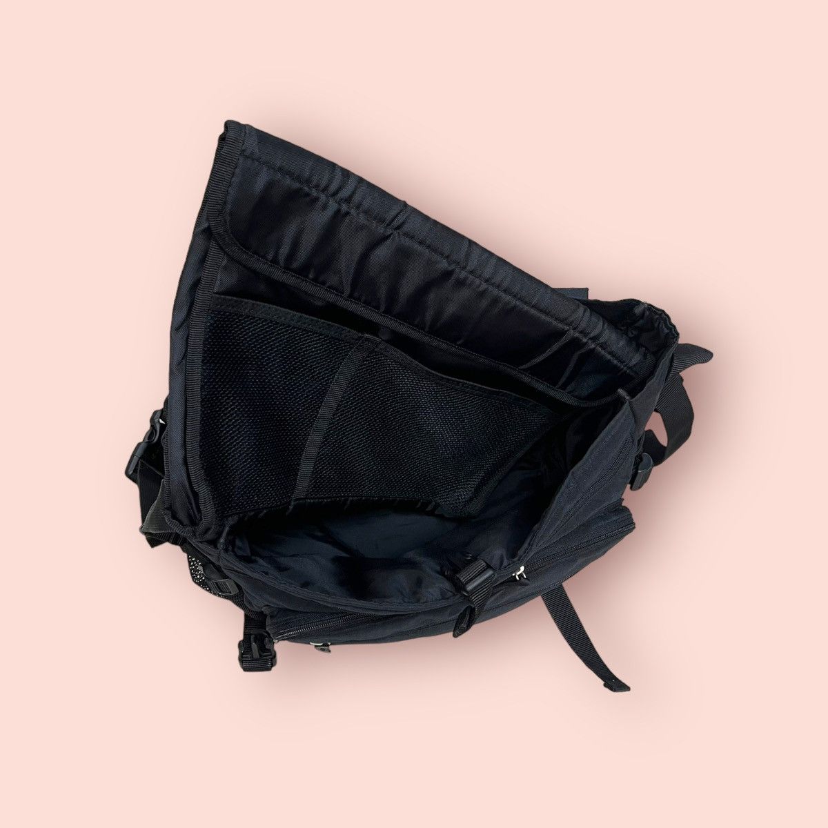 Japanese Brand VINTAGE Y2K UNIQLO JUN TAKAHASHI CROSSBODY MESSENGER BAG Size ONE SIZE - 19 Thumbnail