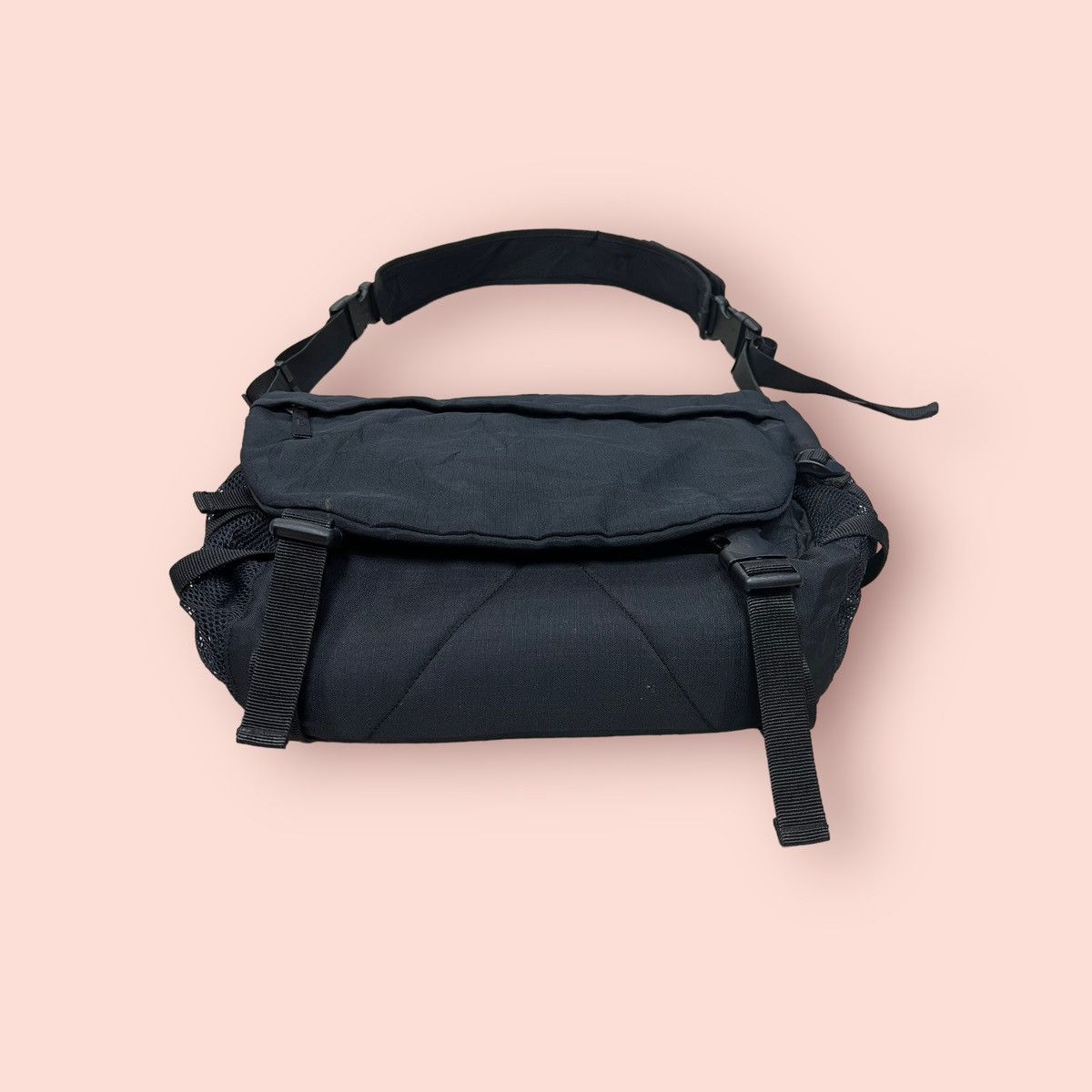 Japanese Brand VINTAGE Y2K UNIQLO JUN TAKAHASHI CROSSBODY MESSENGER BAG Size ONE SIZE - 9 Thumbnail