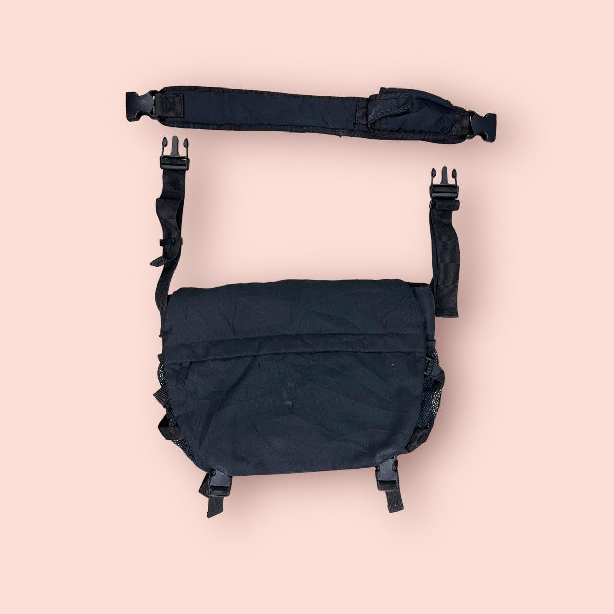 Japanese Brand VINTAGE Y2K UNIQLO JUN TAKAHASHI CROSSBODY MESSENGER BAG Size ONE SIZE - 2 Thumbnail