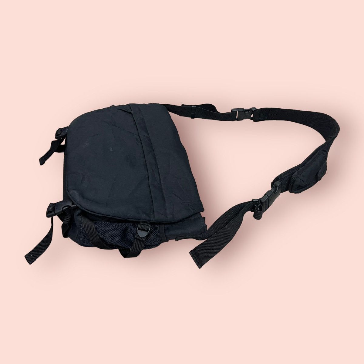 Japanese Brand VINTAGE Y2K UNIQLO JUN TAKAHASHI CROSSBODY MESSENGER BAG Size ONE SIZE - 12 Thumbnail