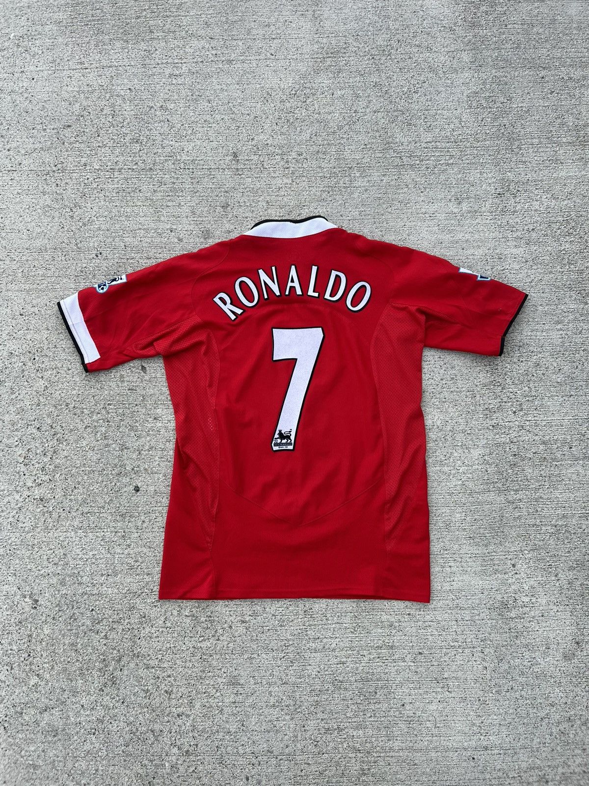 image of Ronaldo 7 Nike Manchester United 2004/06 Soccer Jersey Shirt in Red, Men's (Size Small)