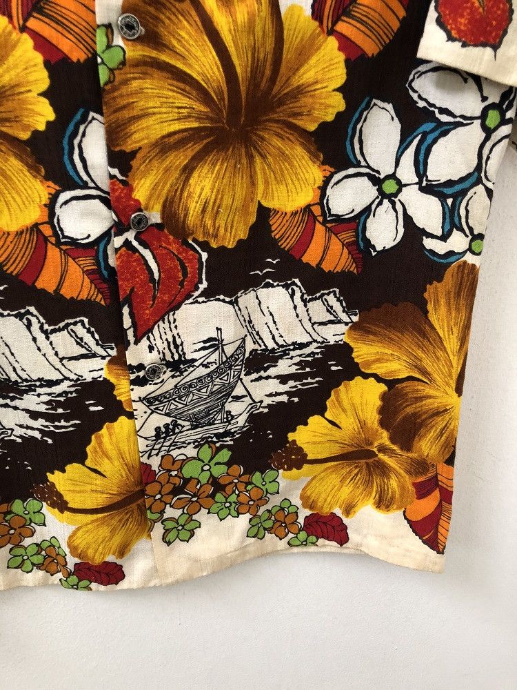 Other 60s 70s Hawaiian Wear Contrast Color Big Flower Bark cloth Size US M / EU 48-50 / 2 - 3 Thumbnail