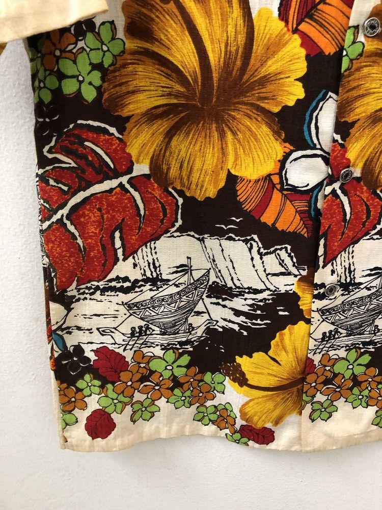 Other 60s 70s Hawaiian Wear Contrast Color Big Flower Bark cloth Size US M / EU 48-50 / 2 - 4 Thumbnail