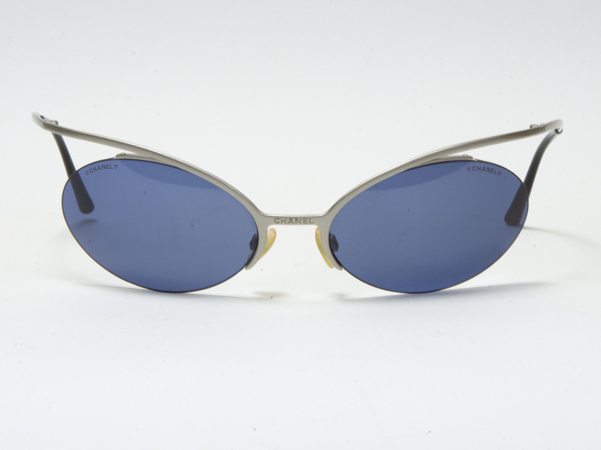 Chanel FUTURISTIC VINTAGE CHANEL SUNGLASSES Size ONE SIZE - 4 Thumbnail
