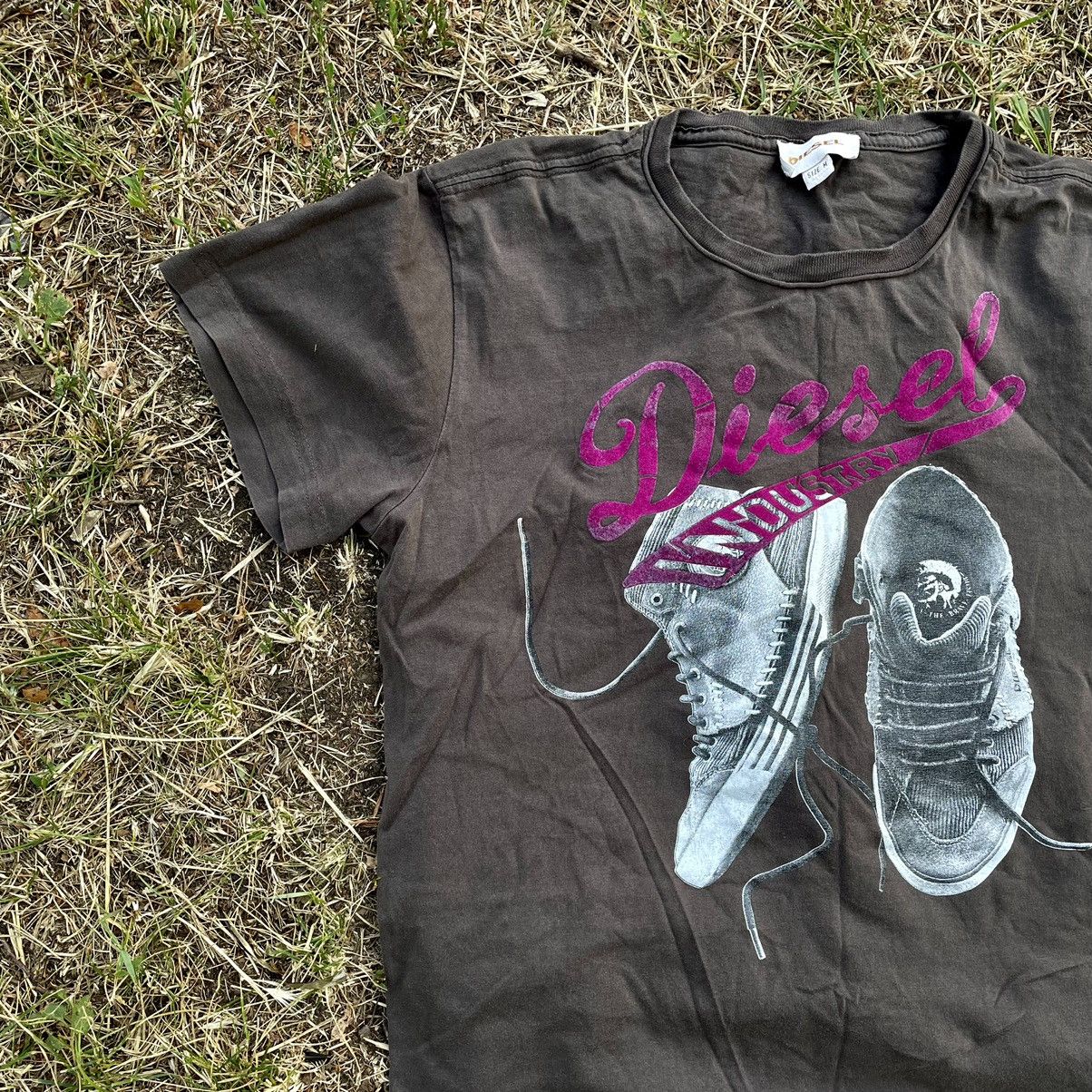 Vintage Y2K Graphic Tee Sun Faded Sneaker Print Streetwear Grunge M Size US M / EU 48-50 / 2 - 3 Thumbnail