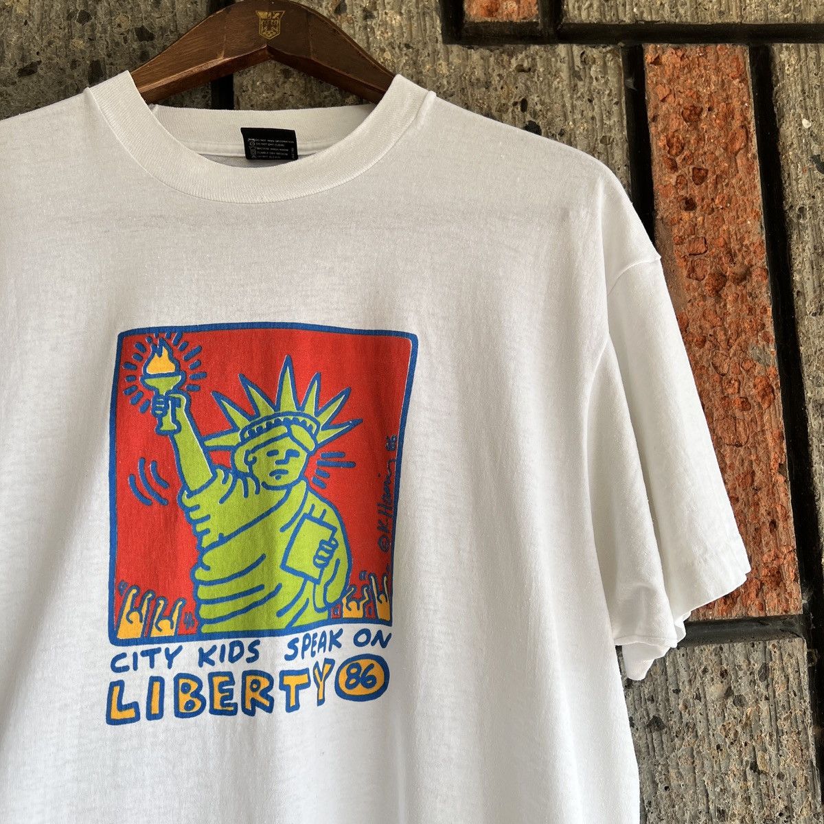 Vintage 1986 Keith Haring City Kids Speak On Liberty Art Tee Shirt Size US L / EU 52-54 / 3 - 1 Thumbnail