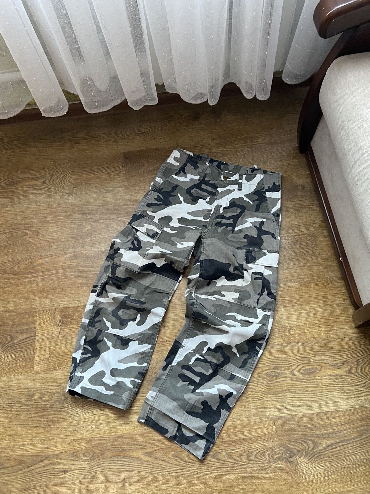 Vintage Y2K Baggy Khaki Camo Cargo Pants (Medium)