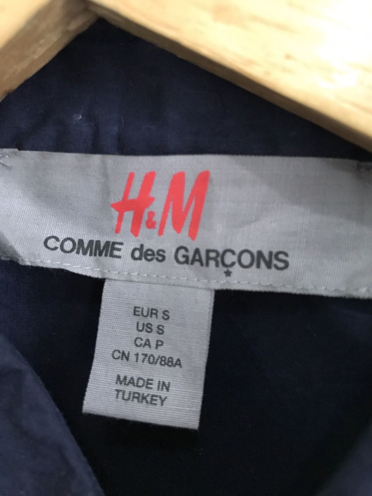 Comme des Garcons × H&M Comme des Garçons X H&M Button Down Shirt Armpit 20"x29" Size US S / EU 44-46 / 1 - 5 Thumbnail
