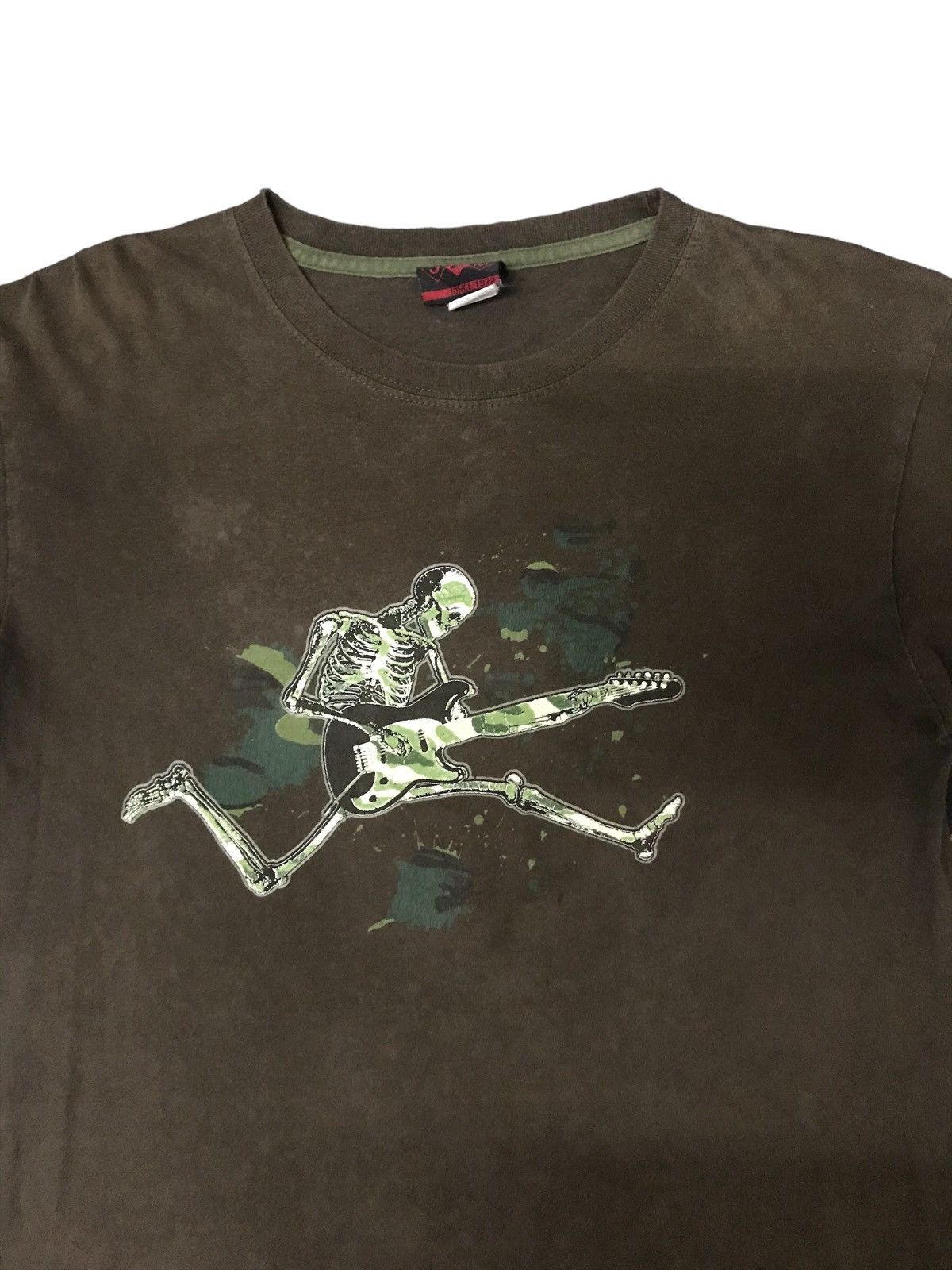 20471120 KURT COBAIN SHIRT ROCKSTAR SKULLS PERFORM WITH GUITAR Size US S / EU 44-46 / 1 - 3 Thumbnail