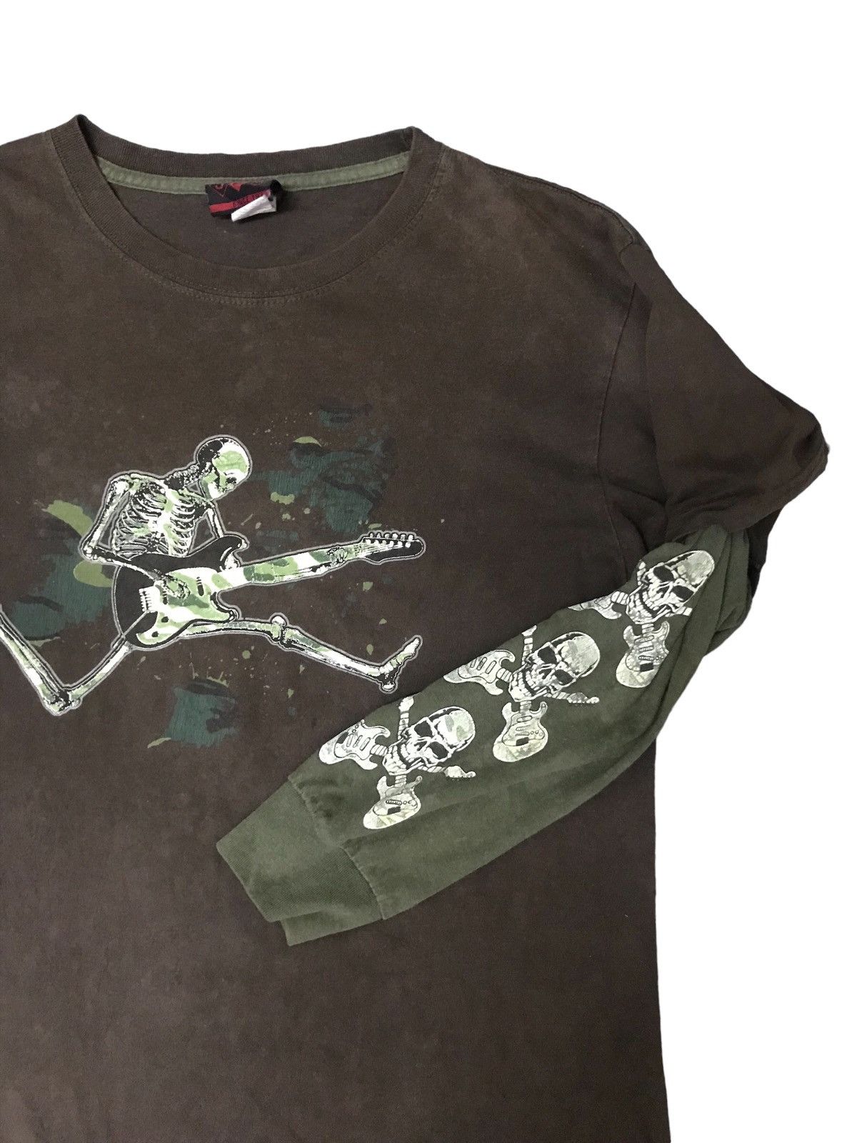 20471120 KURT COBAIN SHIRT ROCKSTAR SKULLS PERFORM WITH GUITAR Size US S / EU 44-46 / 1 - 4 Thumbnail