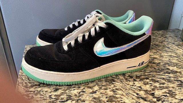 Nike air force 1 low hotsell black shiny silver green glow