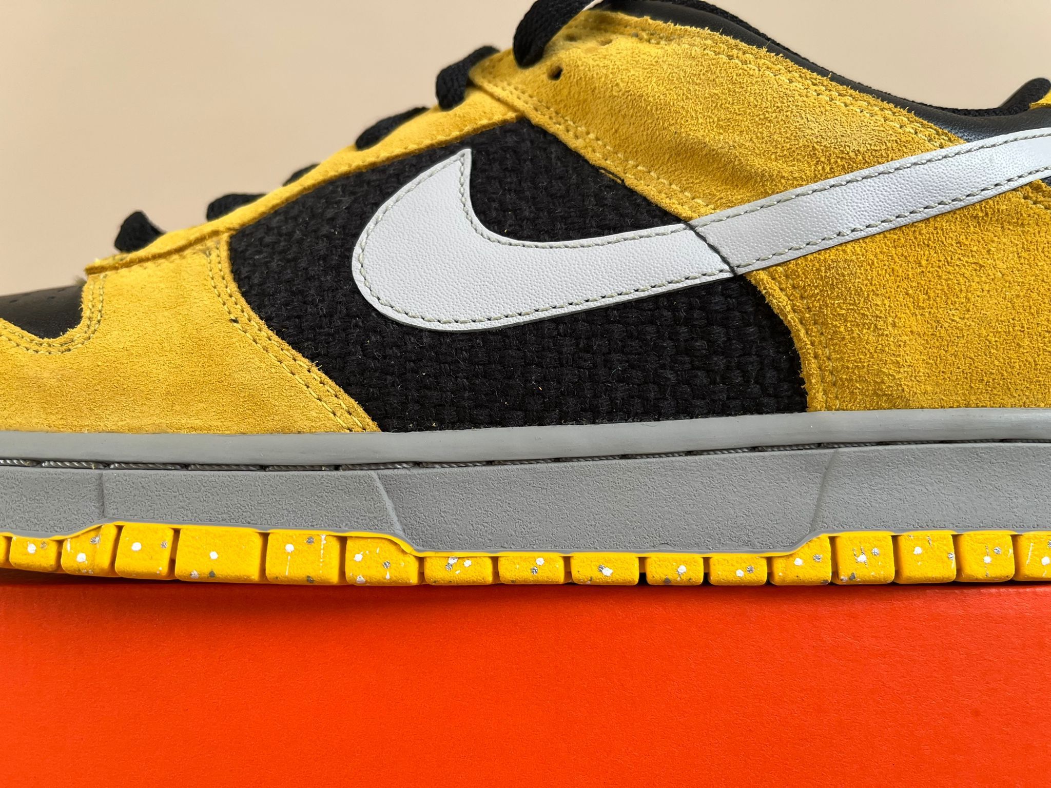 Nike 2006 Low Top Dunks in Varsity Maize Size US 10.5 / EU 43-44 - 5 Thumbnail