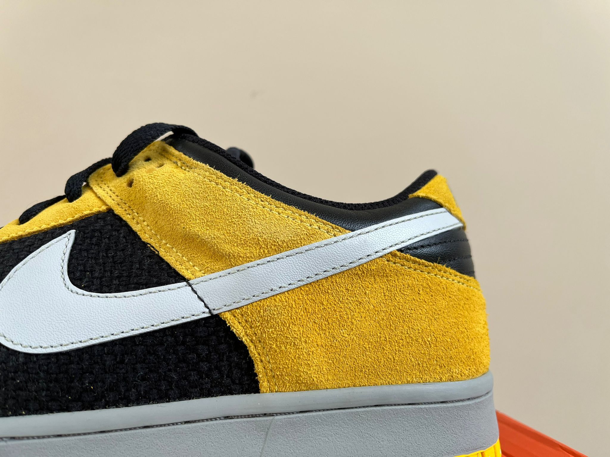 Nike 2006 Low Top Dunks in Varsity Maize Size US 10.5 / EU 43-44 - 7 Thumbnail