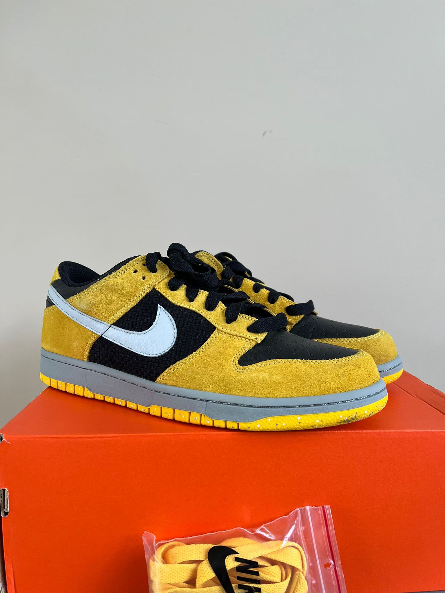 Nike 2006 Low Top Dunks in Varsity Maize Size US 10.5 / EU 43-44 - 12 Thumbnail