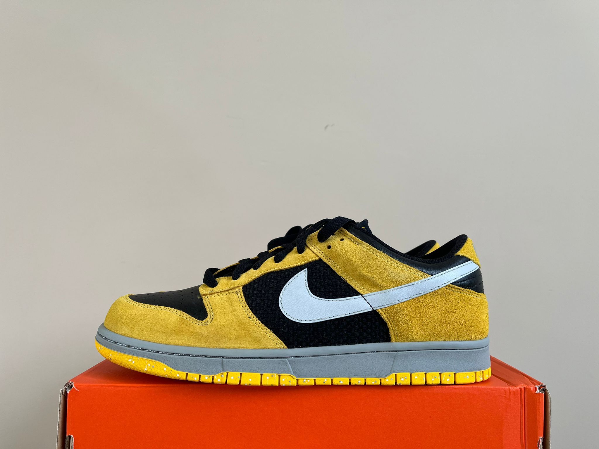 Nike 2006 Low Top Dunks in Varsity Maize Size US 10.5 / EU 43-44 - 2 Thumbnail