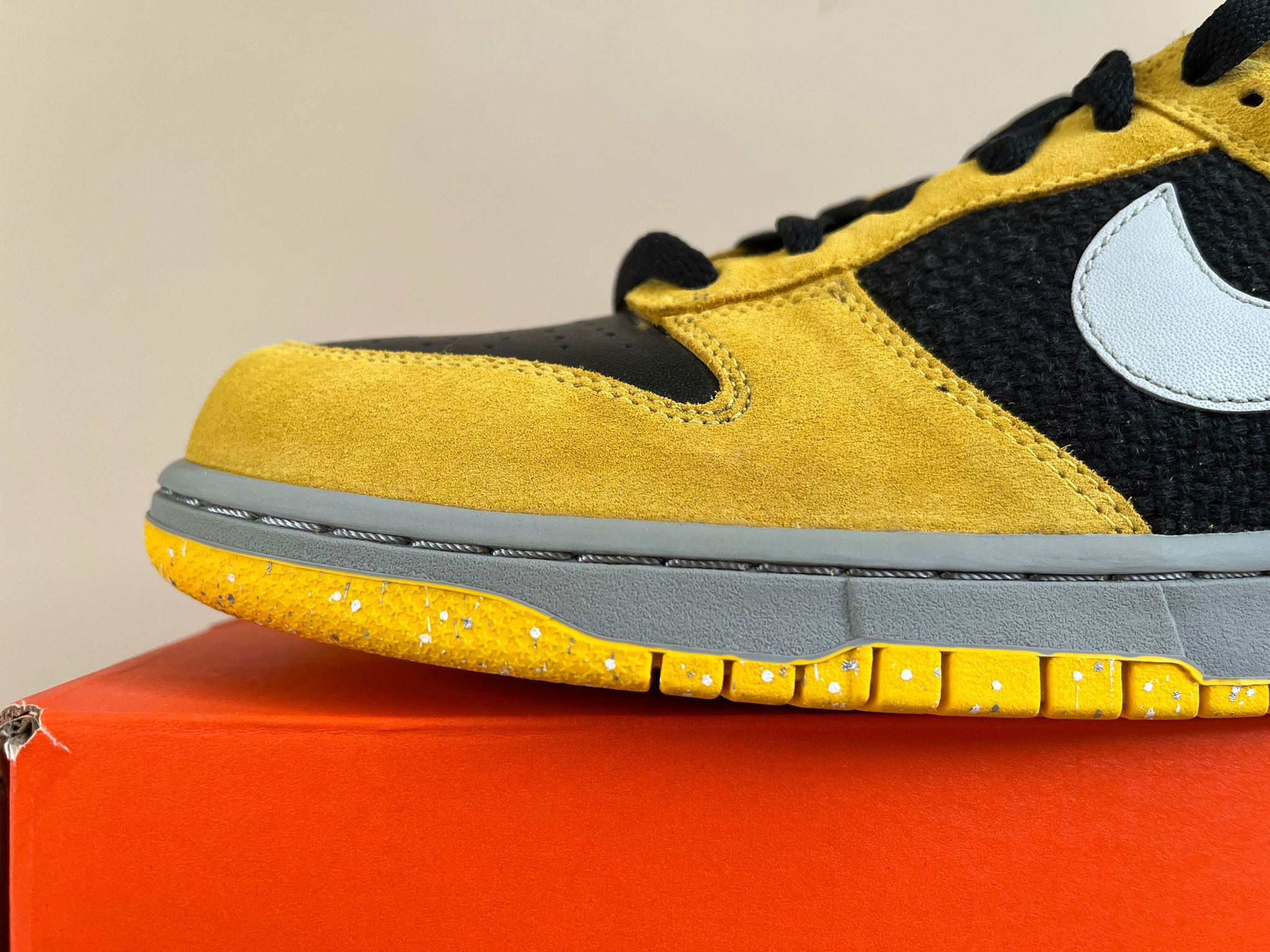 Nike 2006 Low Top Dunks in Varsity Maize Size US 10.5 / EU 43-44 - 6 Thumbnail