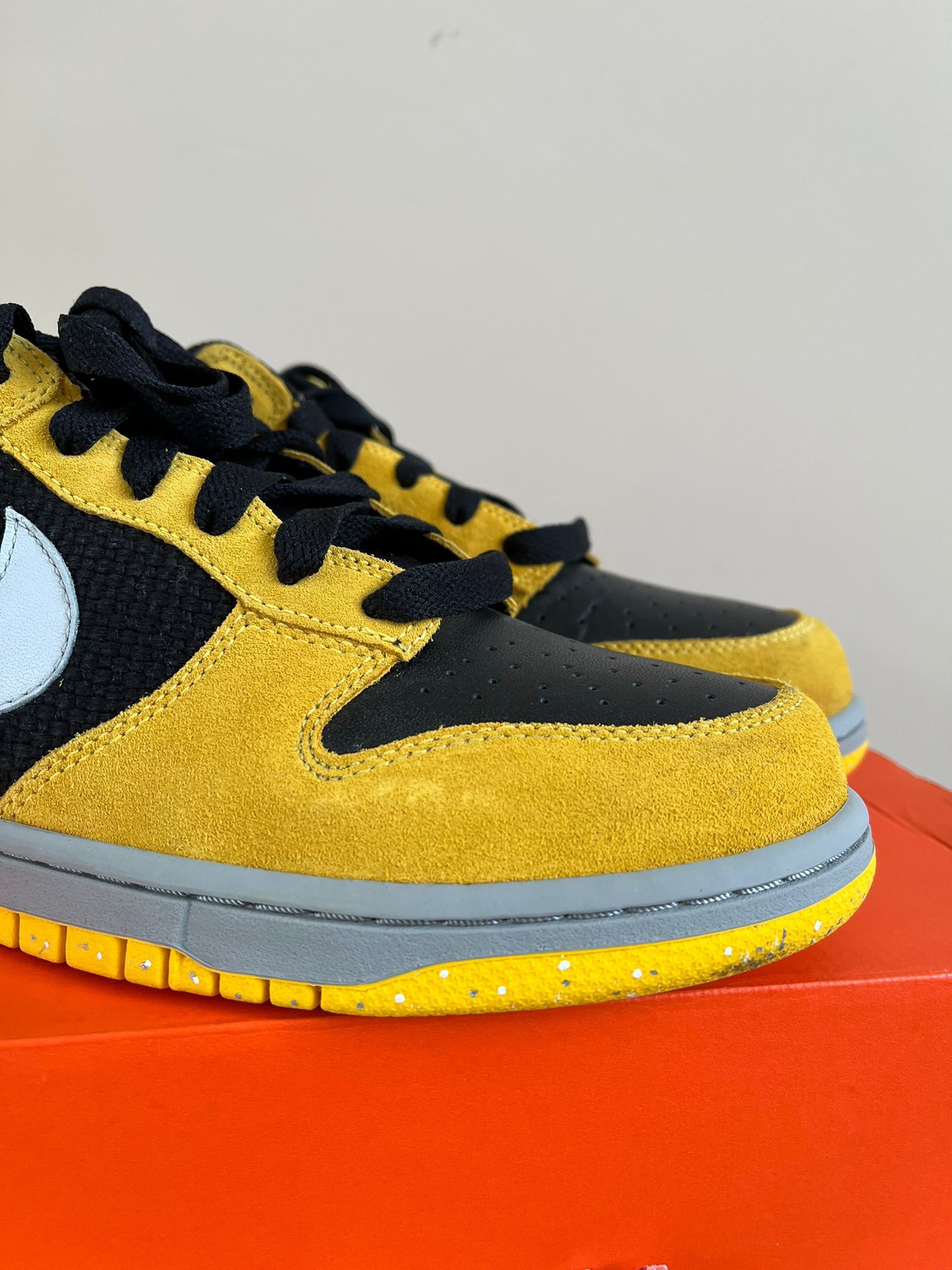 Nike 2006 Low Top Dunks in Varsity Maize Size US 10.5 / EU 43-44 - 14 Thumbnail