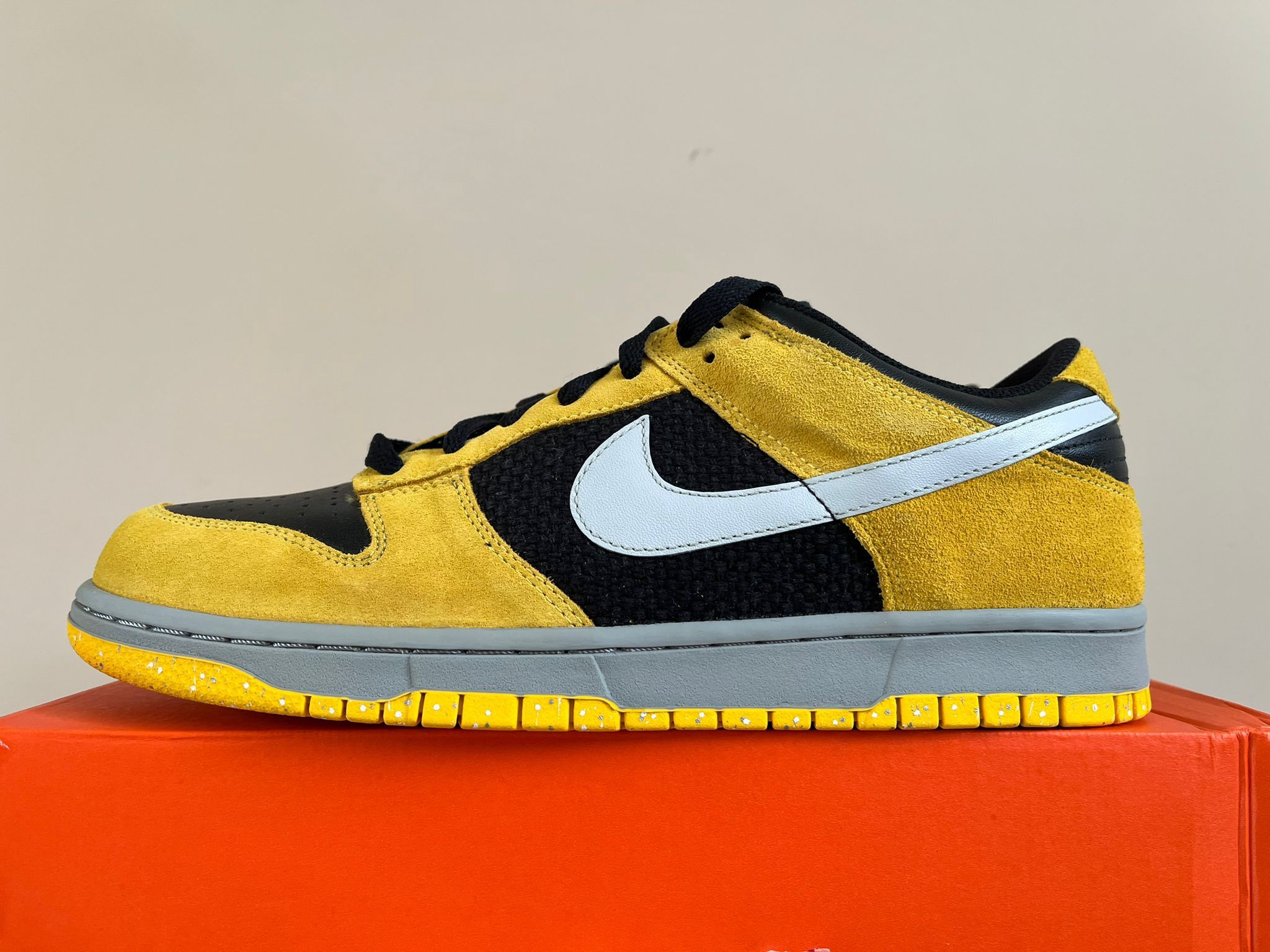 Nike 2006 Low Top Dunks in Varsity Maize Size US 10.5 / EU 43-44 - 4 Thumbnail
